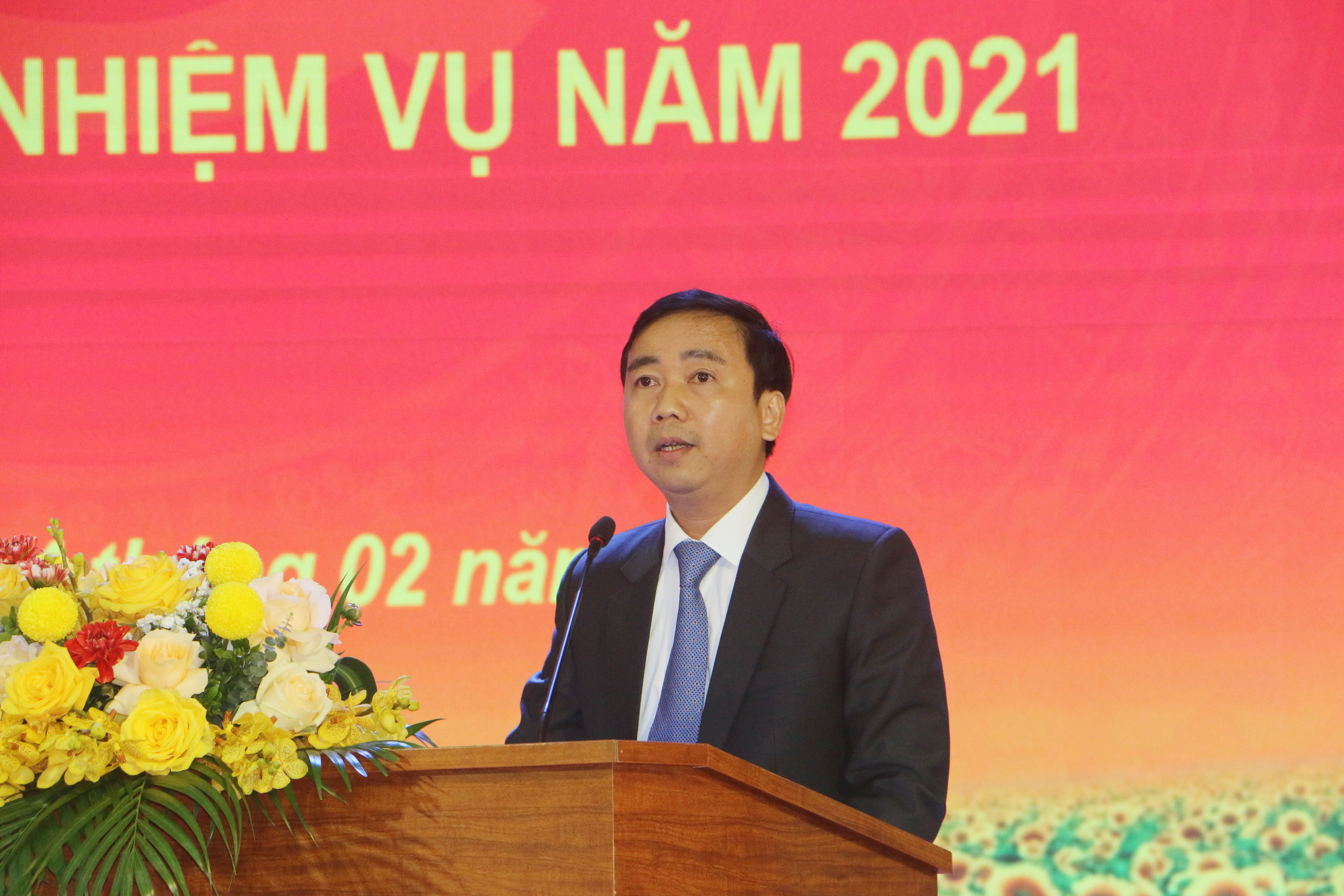 Đồng chí Nguyễn Ngọc Hiền, Bí thư Đảng ủy, Chủ tịch Hội đồng trường chủ trì hội nghị.