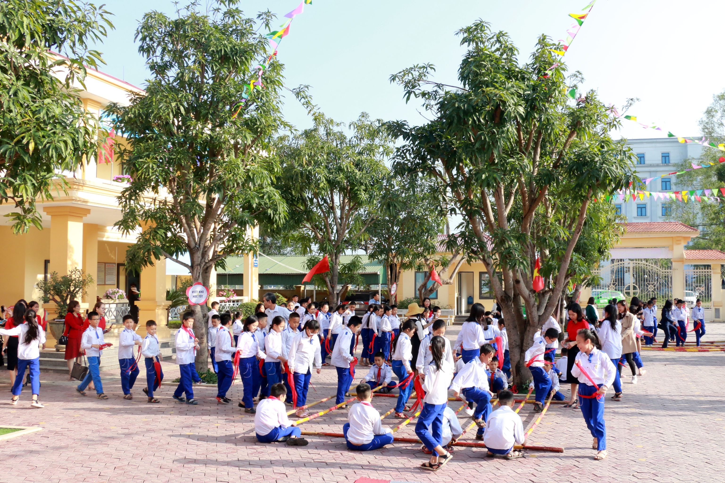 Một tiết học ngoại khóa của học sinh Trường Tiểu học Nghi Phú 2 (Thành phố Vinh). Ảnh: MH