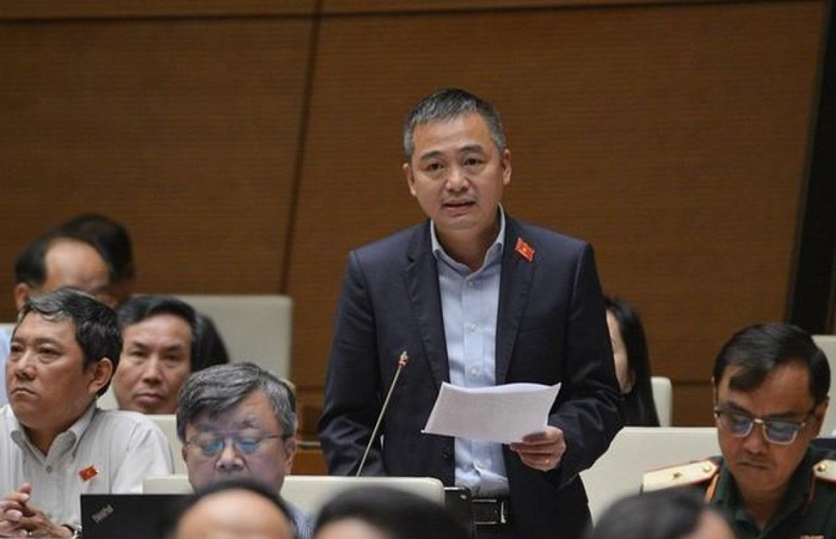 Đại biểu Nguyễn Lân Hiếu phát biểu ý kiến trên diễn đàn Quốc hội.