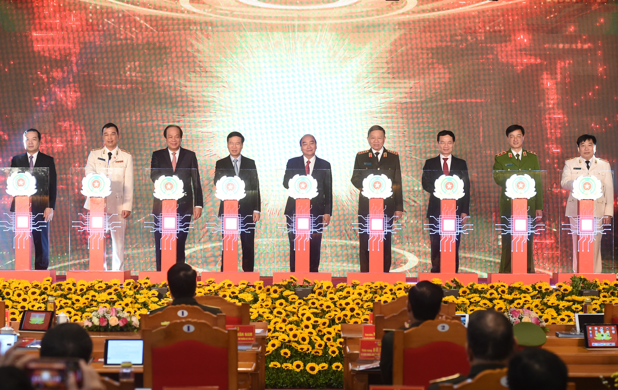 Thủ tướng Nguyễn Xuân Phúc cùng các đại biểu thực hiện nghi thức khai trương hệ thống cơ sở dữ liệu quốc gia về dân cư và hệ thống sản xuất cấp và quản lý căn cước công dân. Ảnh VGP/Quang Hiếu