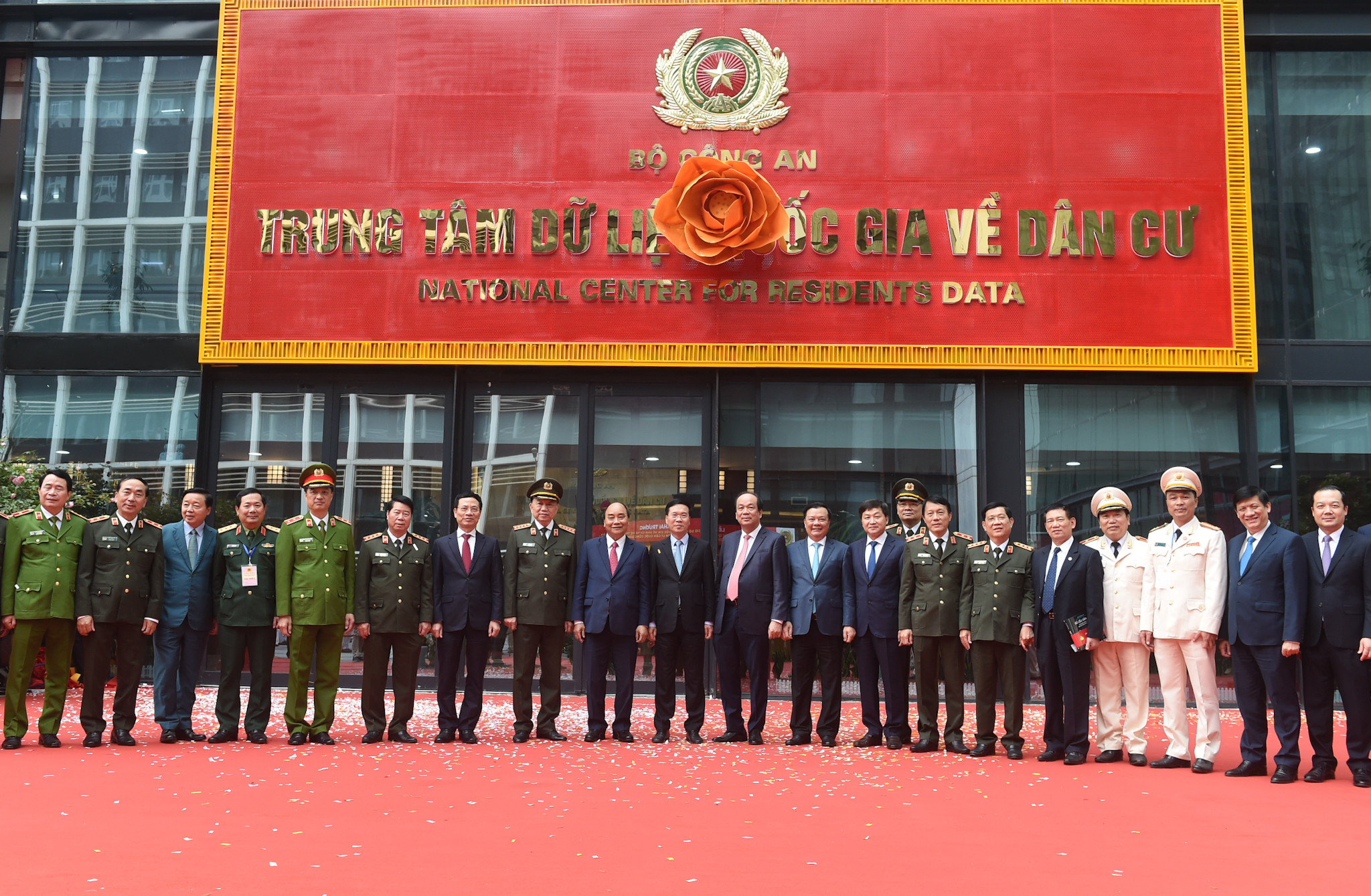 Thủ tướng Chính phủ Nguyễn Xuân Phúc cùng các đại biểu thực hiện nghi thức khai trương Trung tâm Dữ liệu quốc gia về dân cư. 