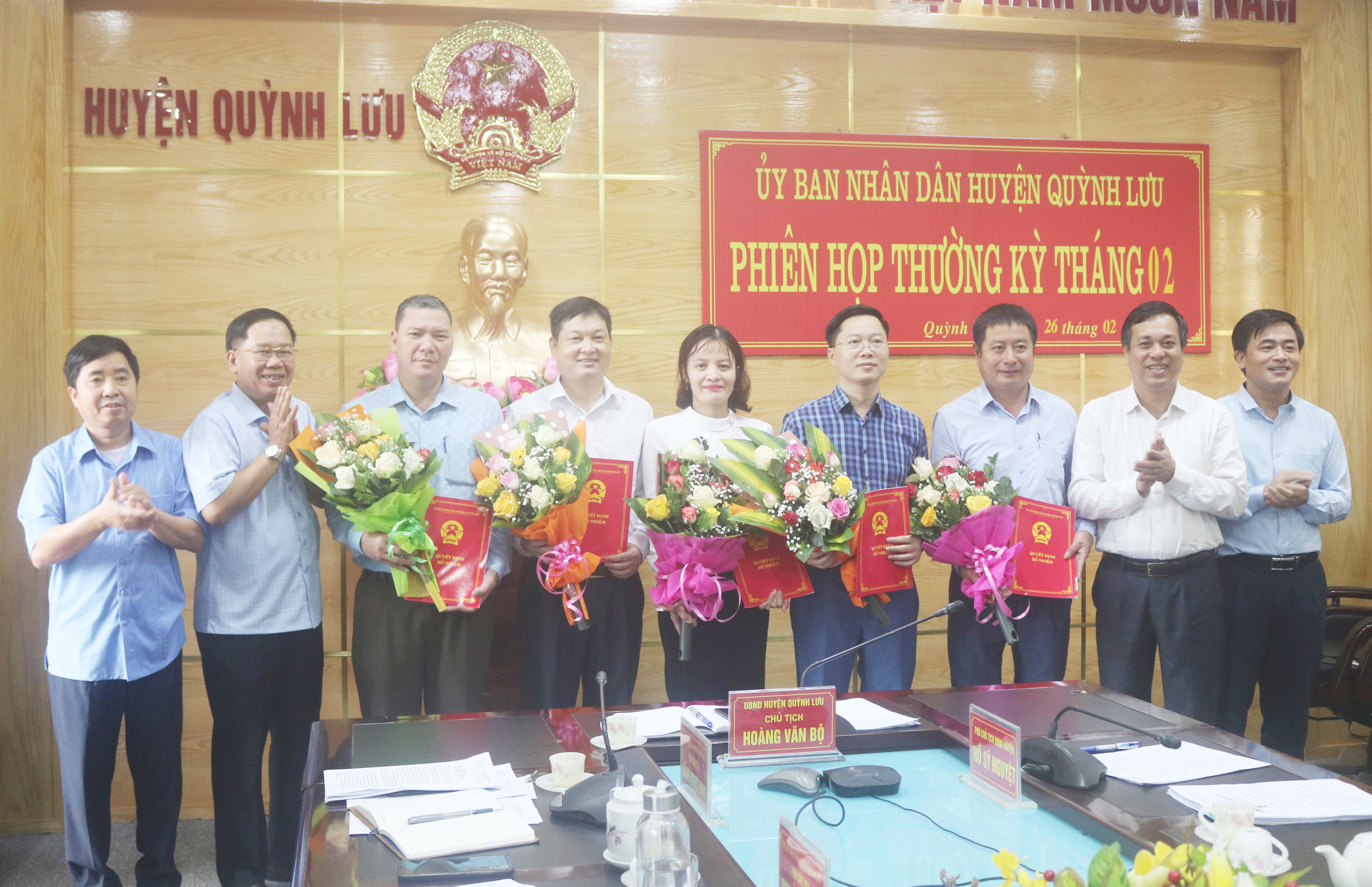 Lãnh đạo huyện Quỳnh Lưu trao quyết định cho các đồng chí được bổ nhiệm, bổ nhiệm lại