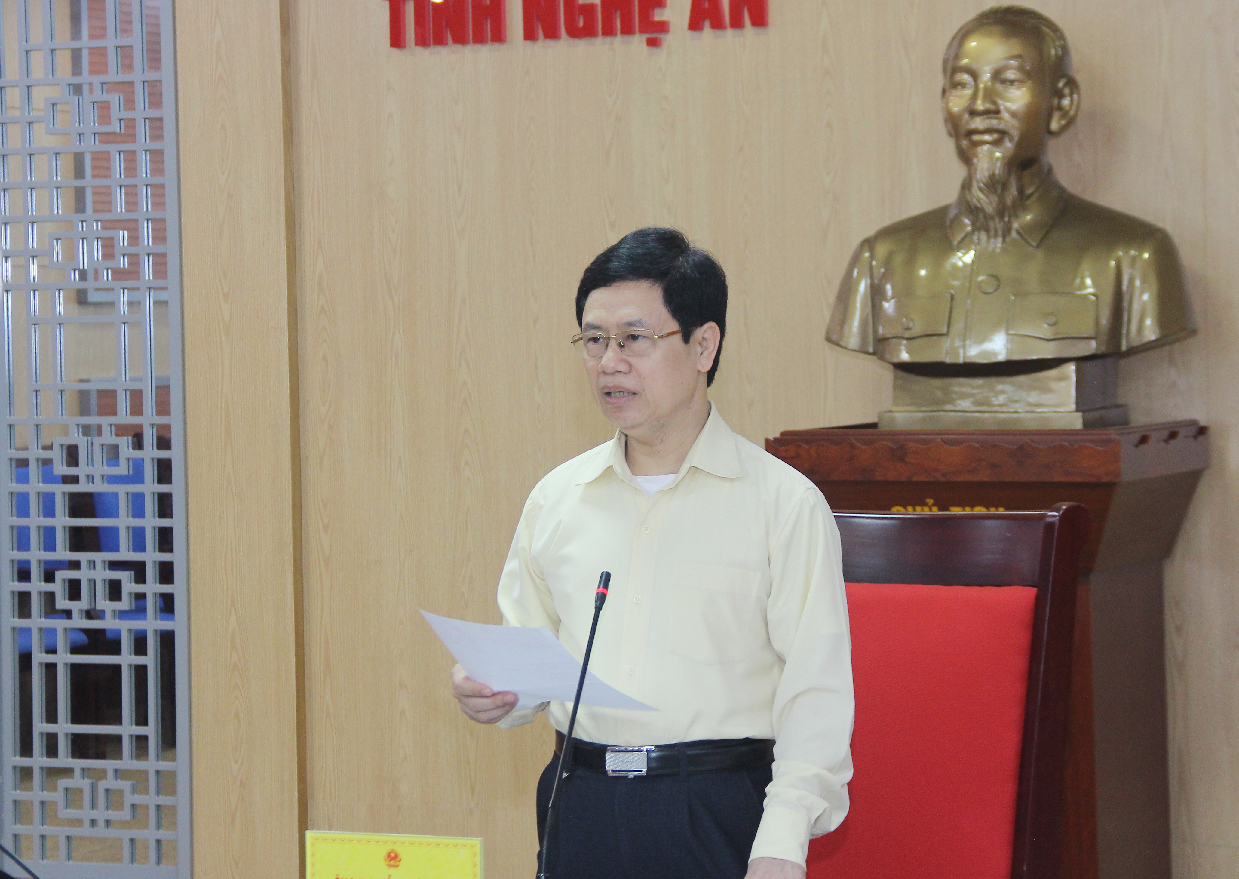 Đồng chí Nguyễn Xuân Sơn và đoàn công tác của tỉnh, huyện Nam Đàn