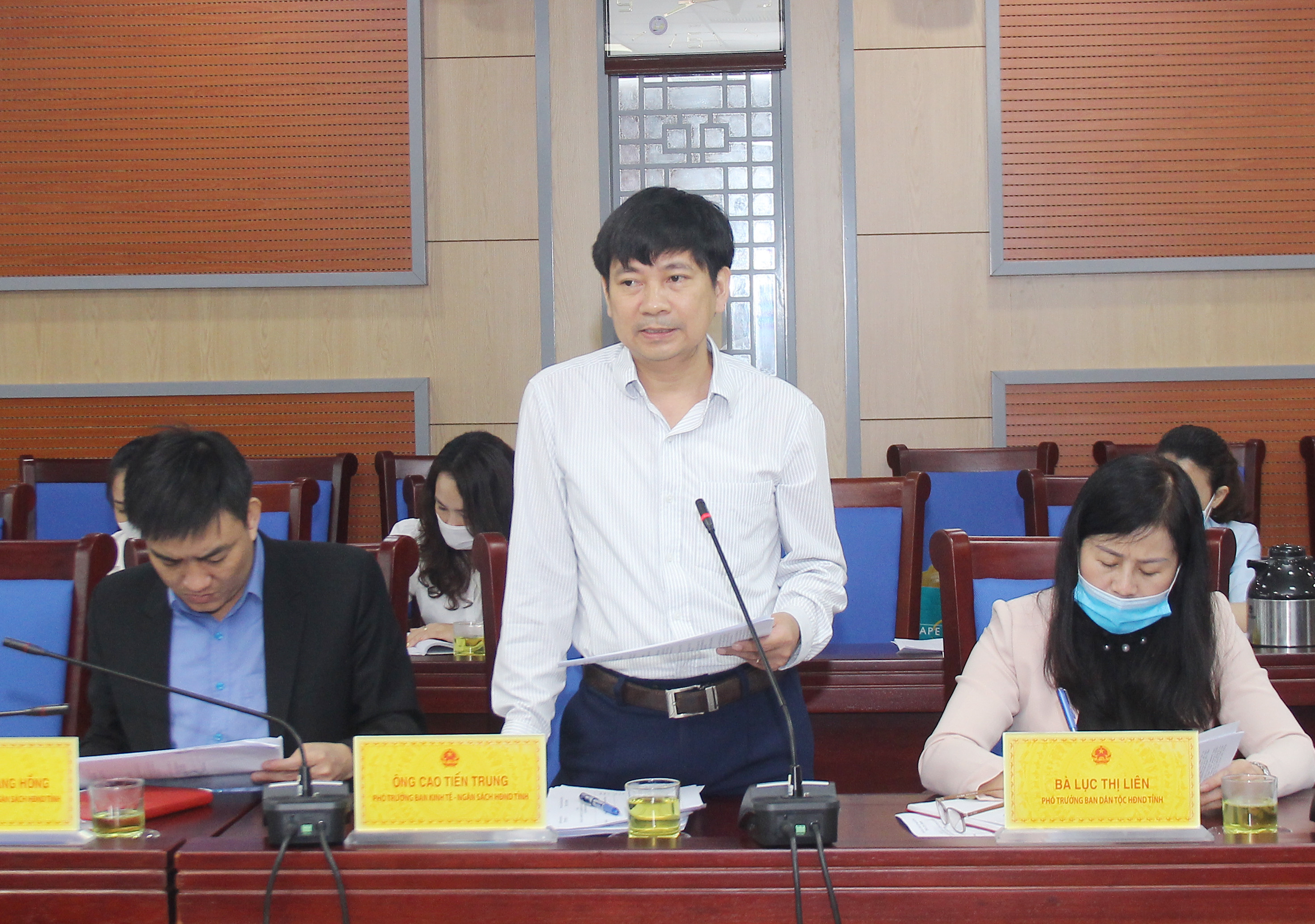 Phó trưởng ban Kinh tế - Ngân sách, HĐND tỉnh Đặng Quang Hồng nêu tiến độ thẩm tra dự thảo nghị quyết về quy định nội dung, mức chi công tác bầu cử. Ảnh: Mai Hoa