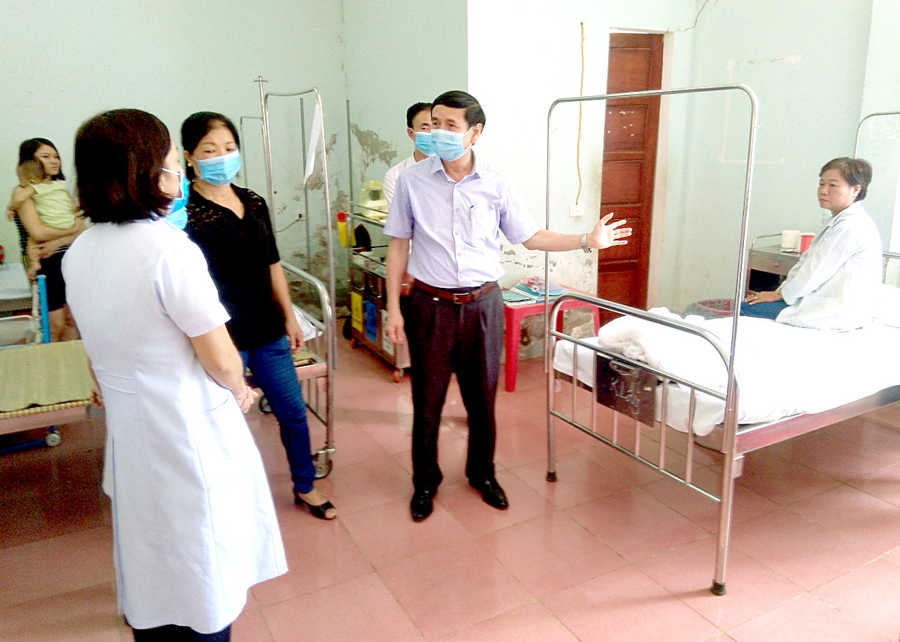 Lãnh đạo CDC Nghệ An kiểm tra, đôn đốc công tác phòng chống, điều trị dịch bệnh sốt xuất huyết ở Diễn Châu. Ảnh: Thành Chung