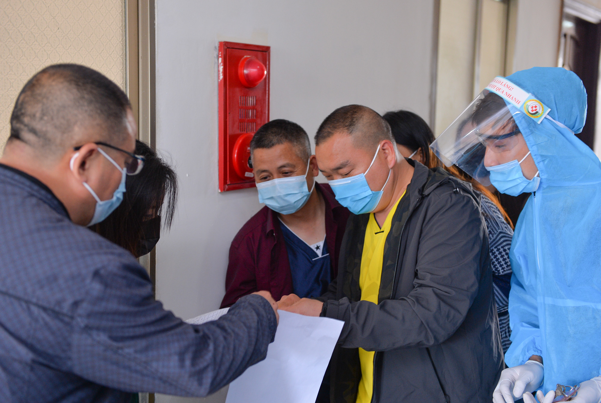Cán bộ CDC Nghệ An thực hiện khai báo y tế cho các chuyên gia nước ngoài nhập cảnh vào Nghệ An làm việc. Ảnh: Thành Cường