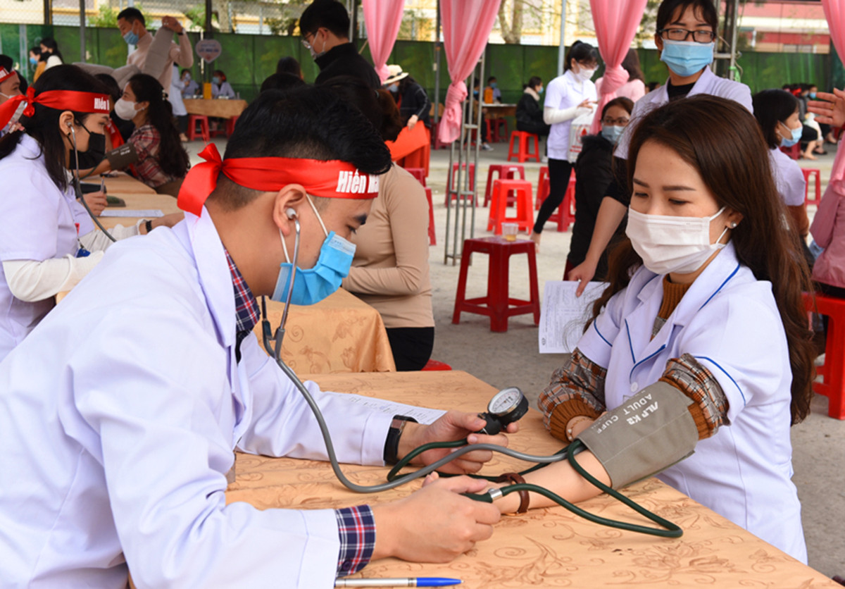 Cán bộ, nhân viên y tế tỉnh Nghệ An tham gia hiến máu cứu người bệnh.
