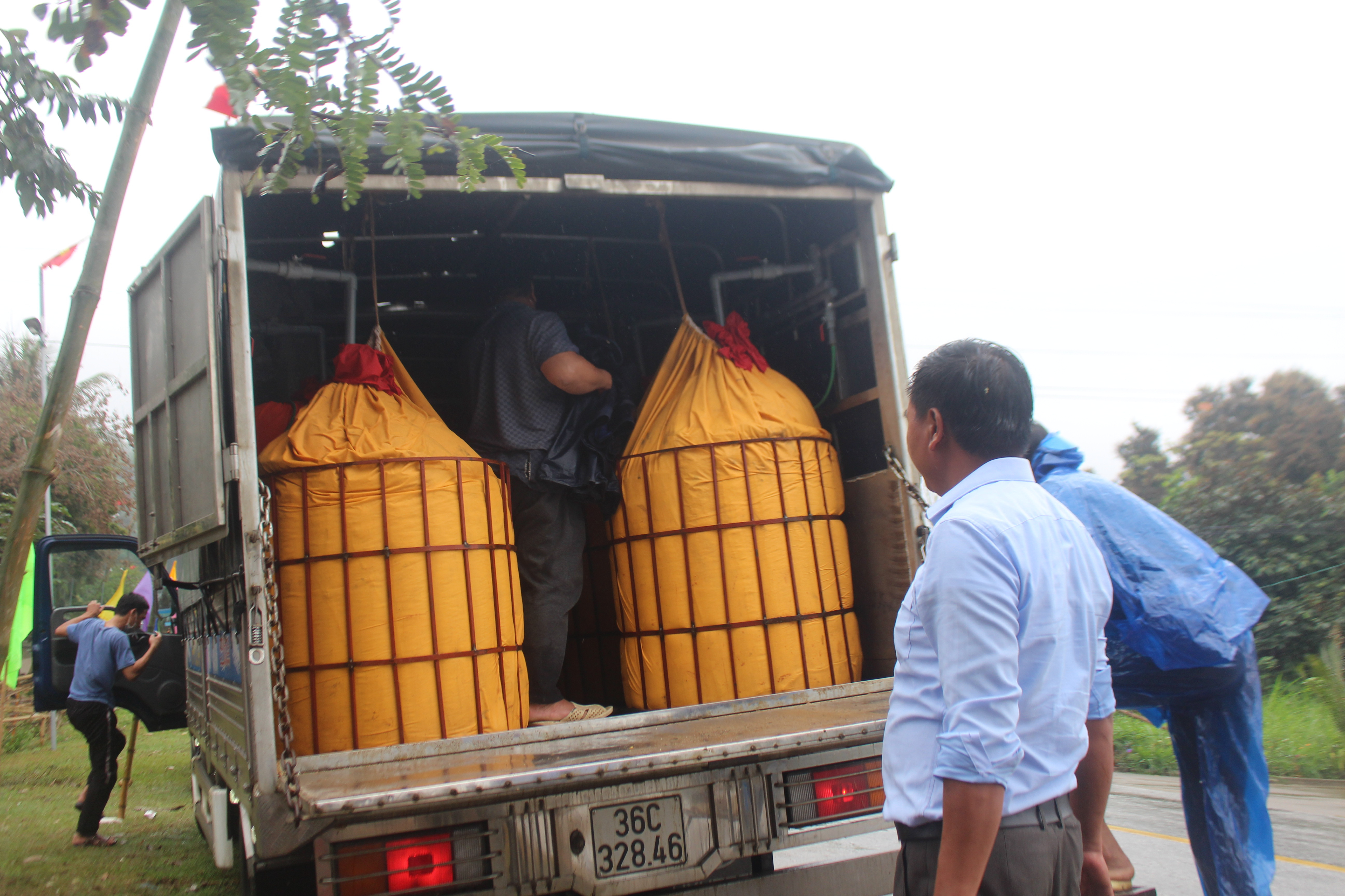 1 tấn cá giống được vận chuyển về để thả xuống lưu vực sông Lam. Ảnh Bảo Hân