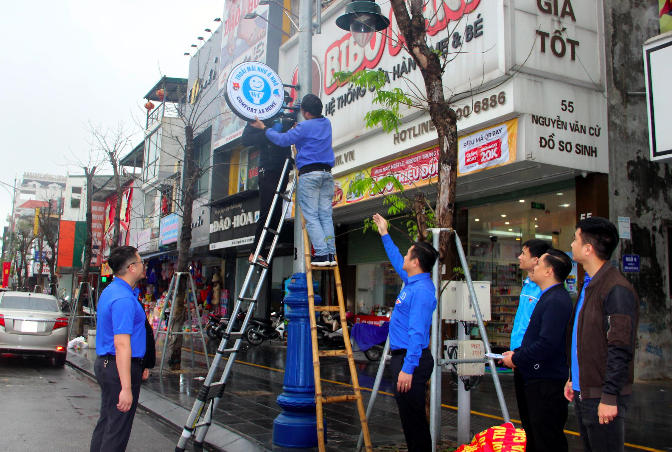 Thành đoàn Vinh gắn biển nhà vệ sinh công cộng tại phố đi bộ. Ảnh: Quang An