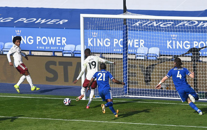 Pepe ấn định tỷ số 3-1 trận Leicester vs Arsenal.