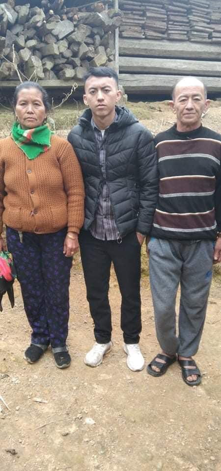 Cự Bá Cu người thanh niên dân tộc Mông ở xã Huồi Tụ đã đưa cha, mẹ đến Hội đồng nghĩa vụ quân sự xã và trực tiếp viết đơn xin tình nguyện đi thực hiện nghĩa vụ quân sự