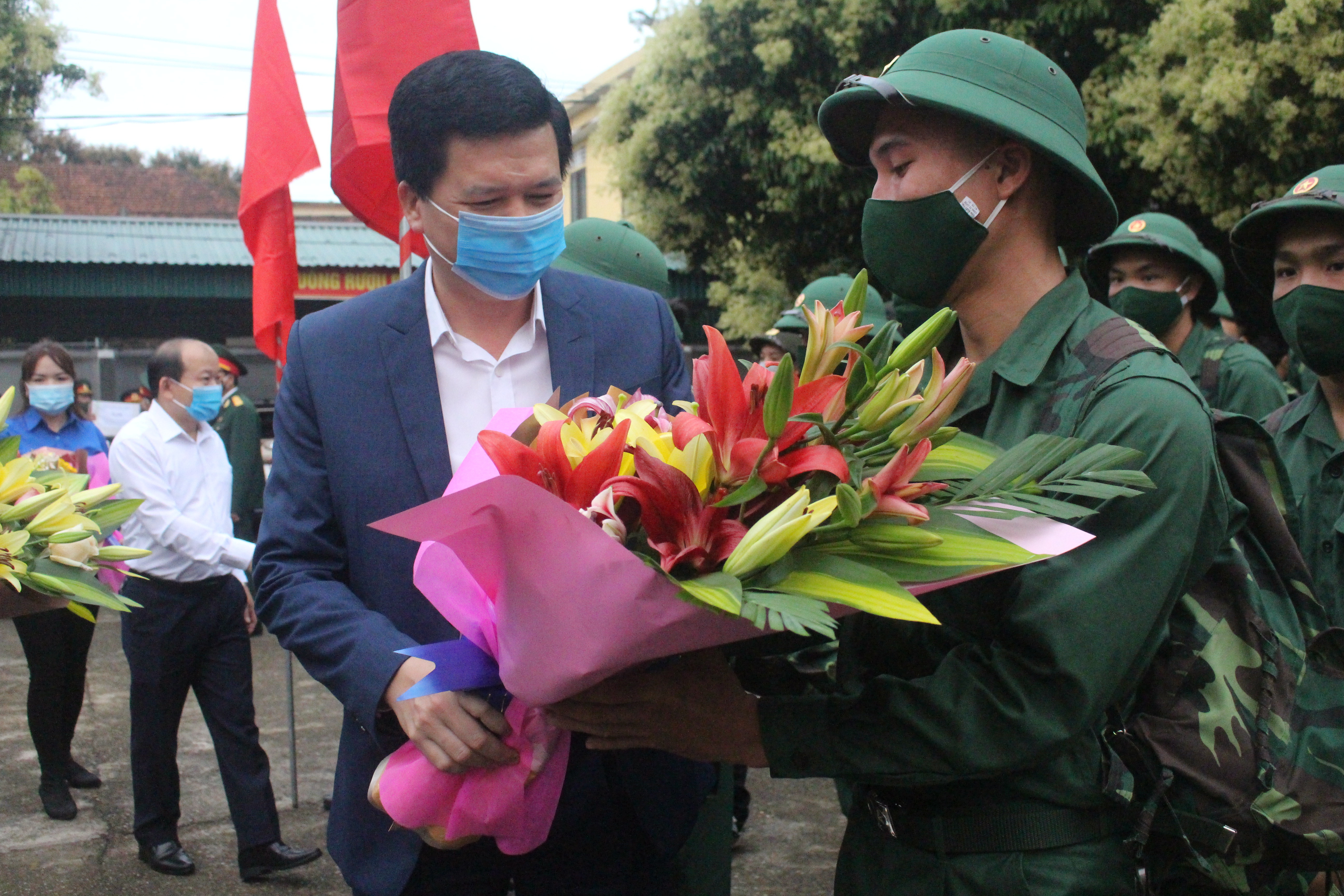 Bí thư Huyện ủy Con Cuông Nguyễn Đình Hùng tặng hoa tân binh. Ảnh: Bá Hậu