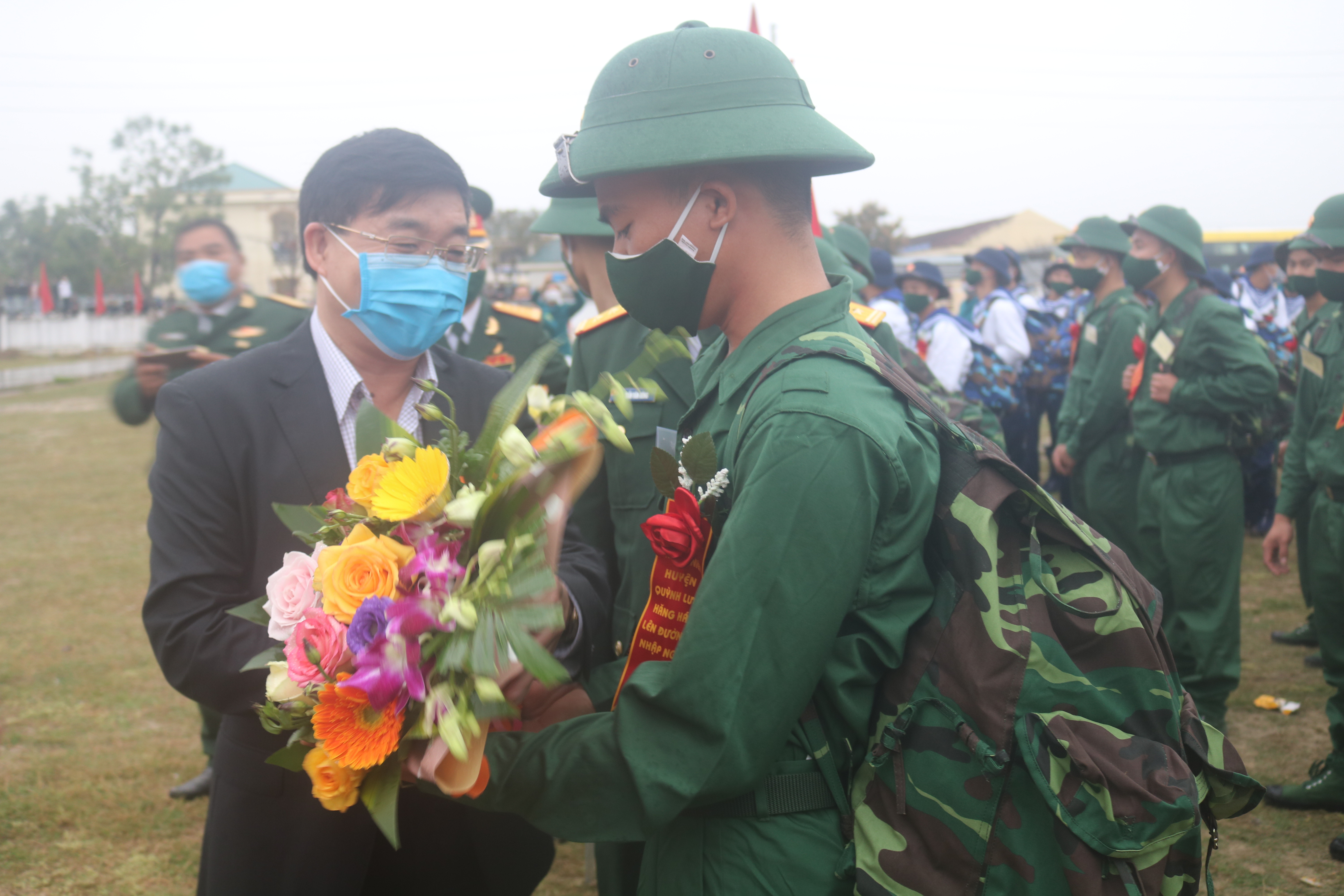 Đồng chí Nguyễn Văn Thông tặng hoa tân binh . Ảnh: Thanh Toàn
