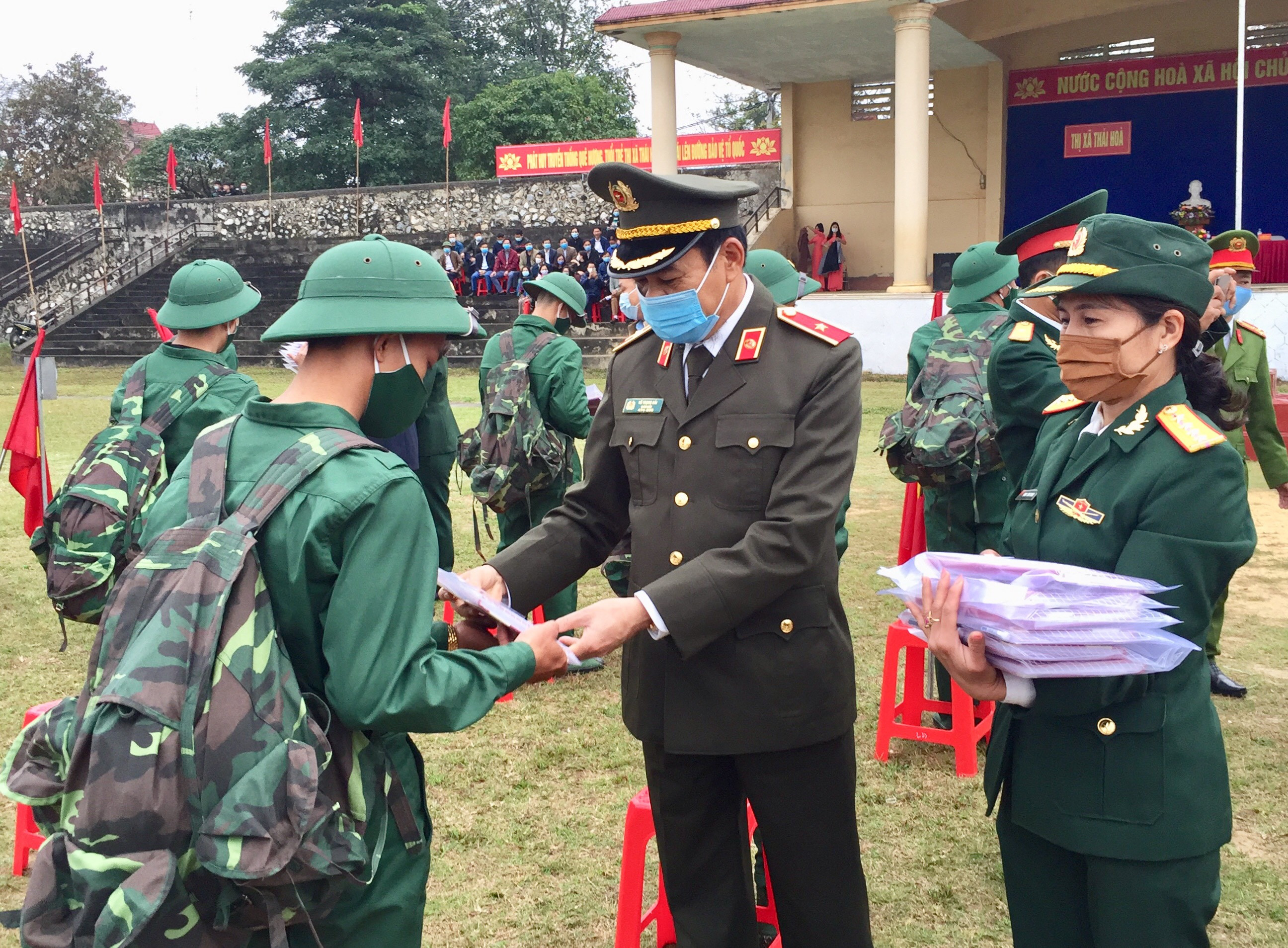 Thiếu tướng Võ Trọng Hải tặng hoa các tân binh. Ảnh: CTV
