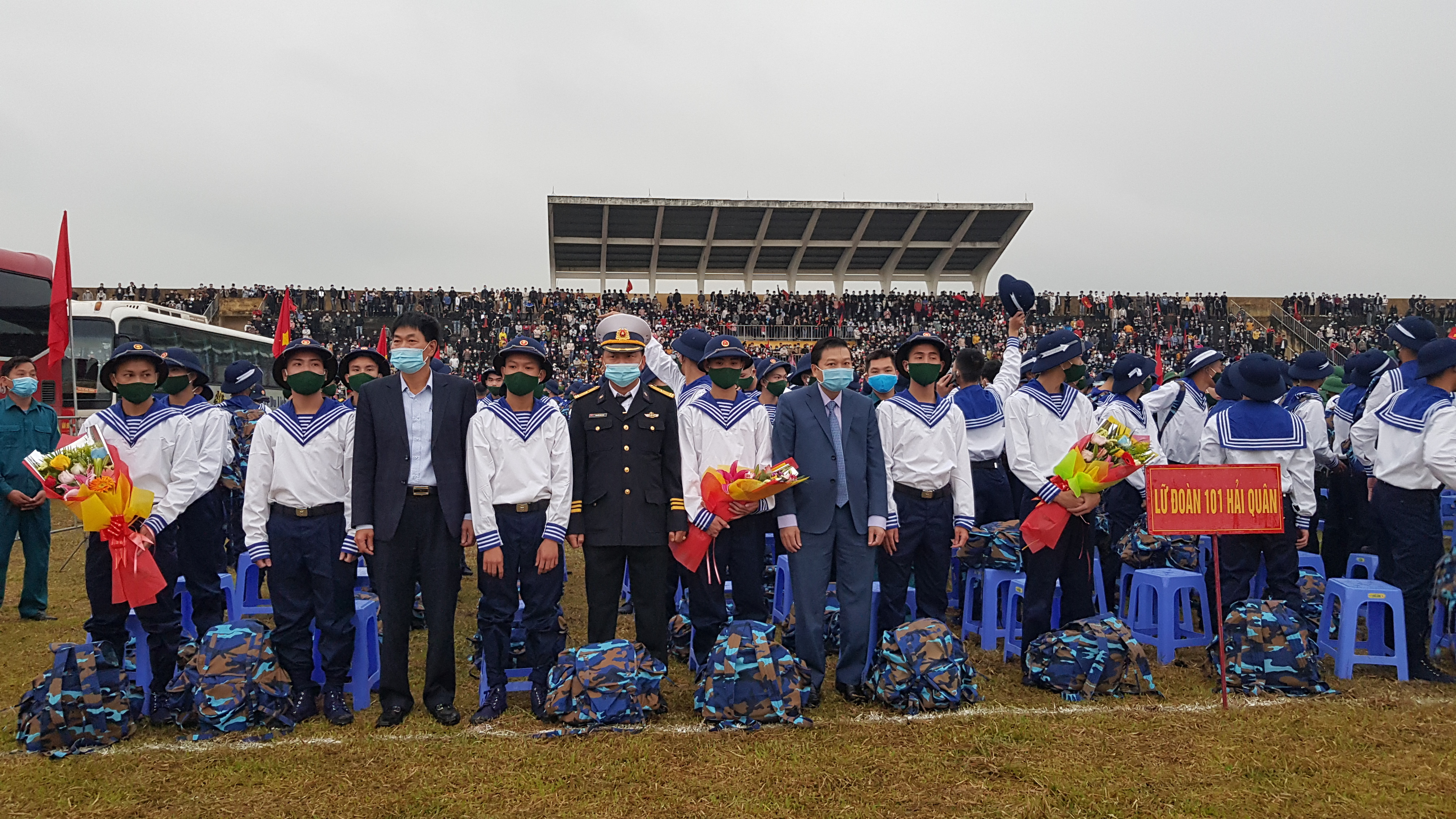 Đồng chí Lê Hồng Vinh dự lễ giao nhận quân ở Diễn Châu. Ảnh: CTV
