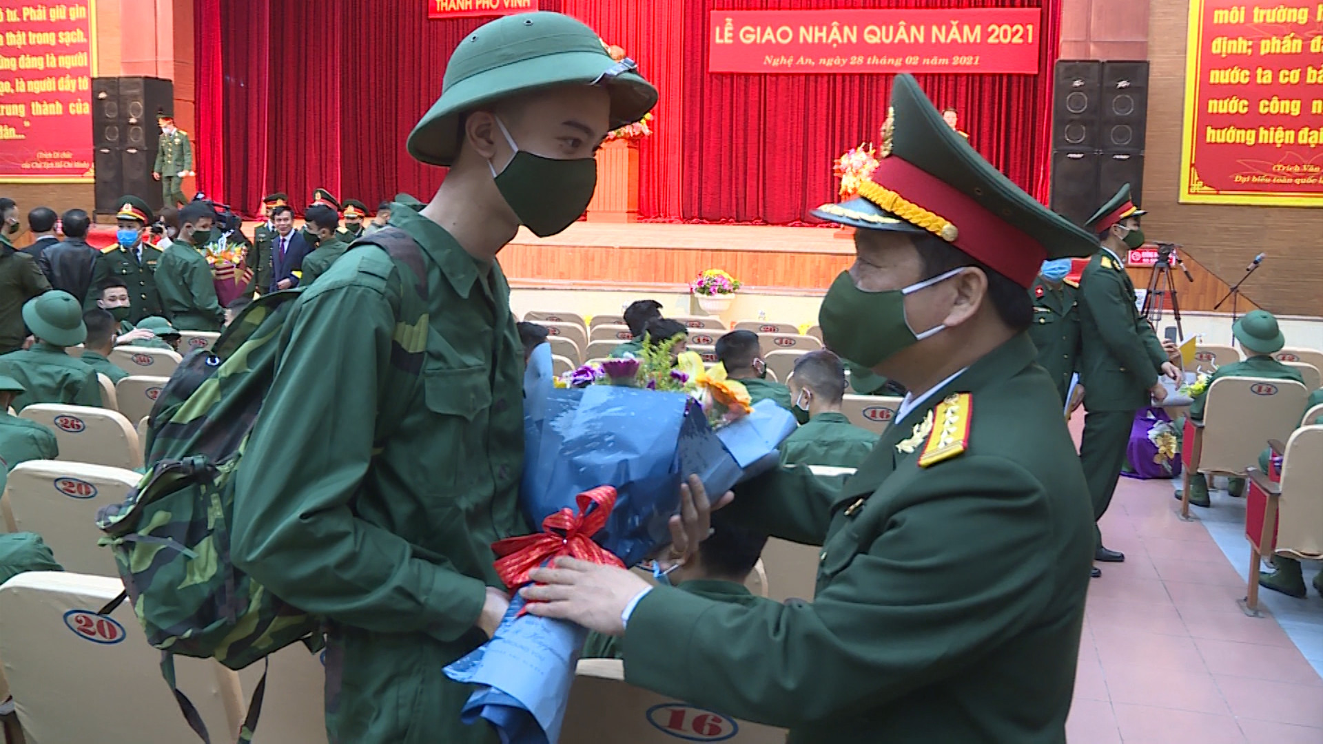 Đại tá Nguyễn Ngọc Hà - Chỉ huy trưởng Bộ Chỉ huy Quân sự tỉnh động viên tân binh lên đường nhập ngũ. Ảnh: Trọng Kiên