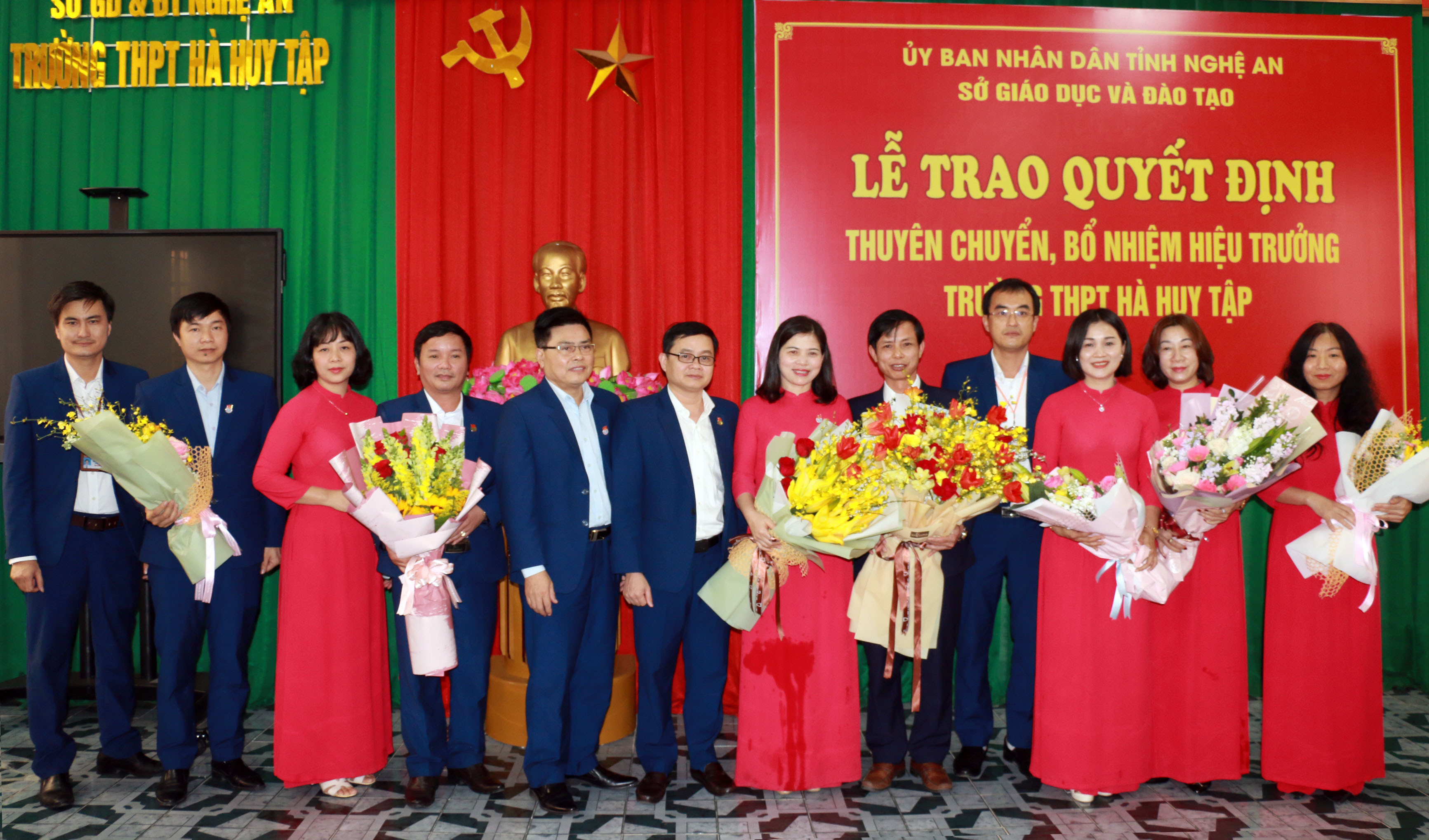 Ban giám hiệu Trường THPT Huỳnh Thúc Kháng chúc mừng thầy giáo Cao Thanh Bảo nhận nhiệm vụ mới. Ảnh: MH
