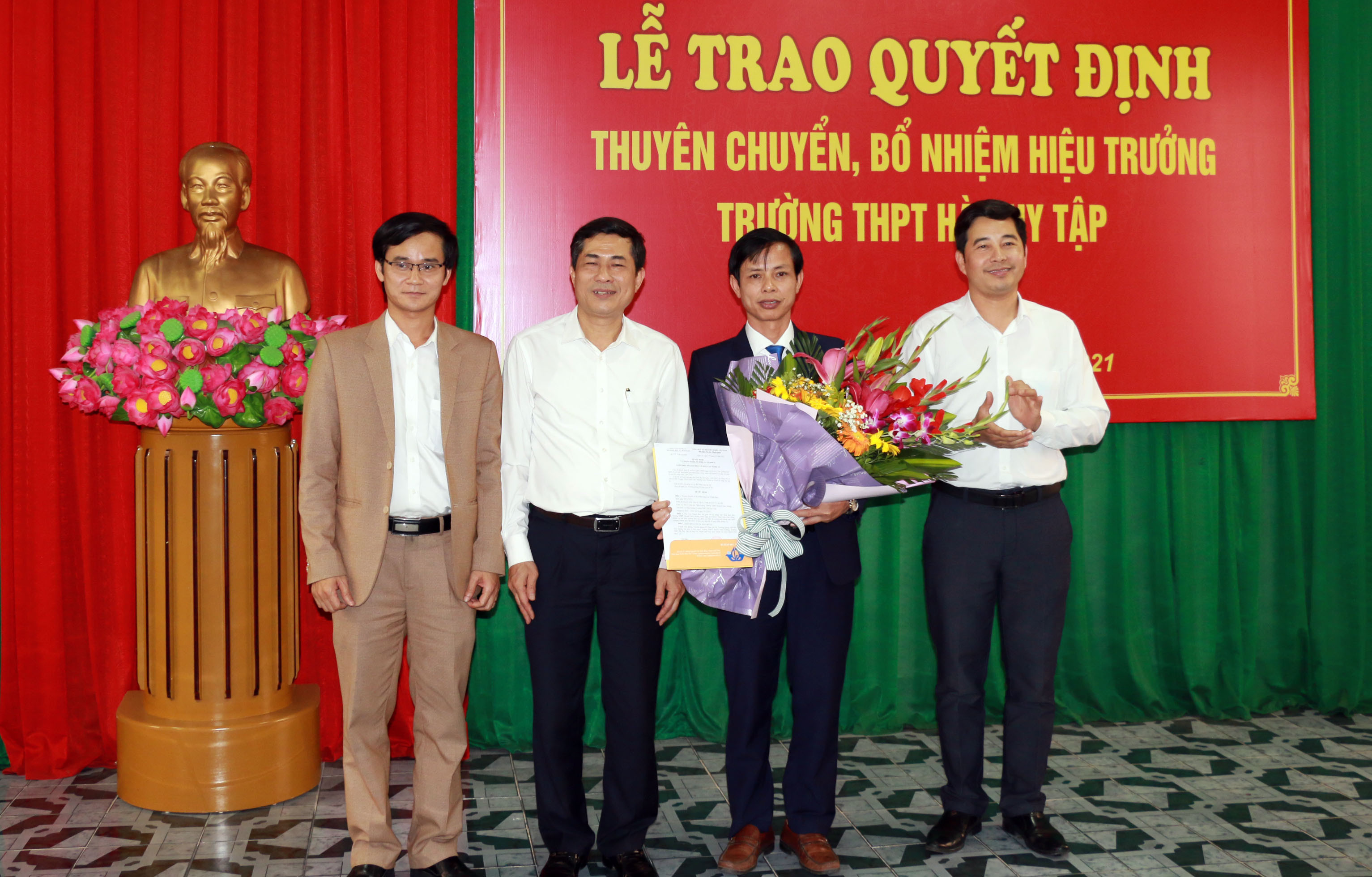 Giám đốc Sở Giáo dục và Đào tạo Thái Văn Thành trao quyết định bổ nhiệm Hiệu trưởng Trường THPT Hà Huy Tập cho ông Cao Thanh Bảo. Ảnh: MH.