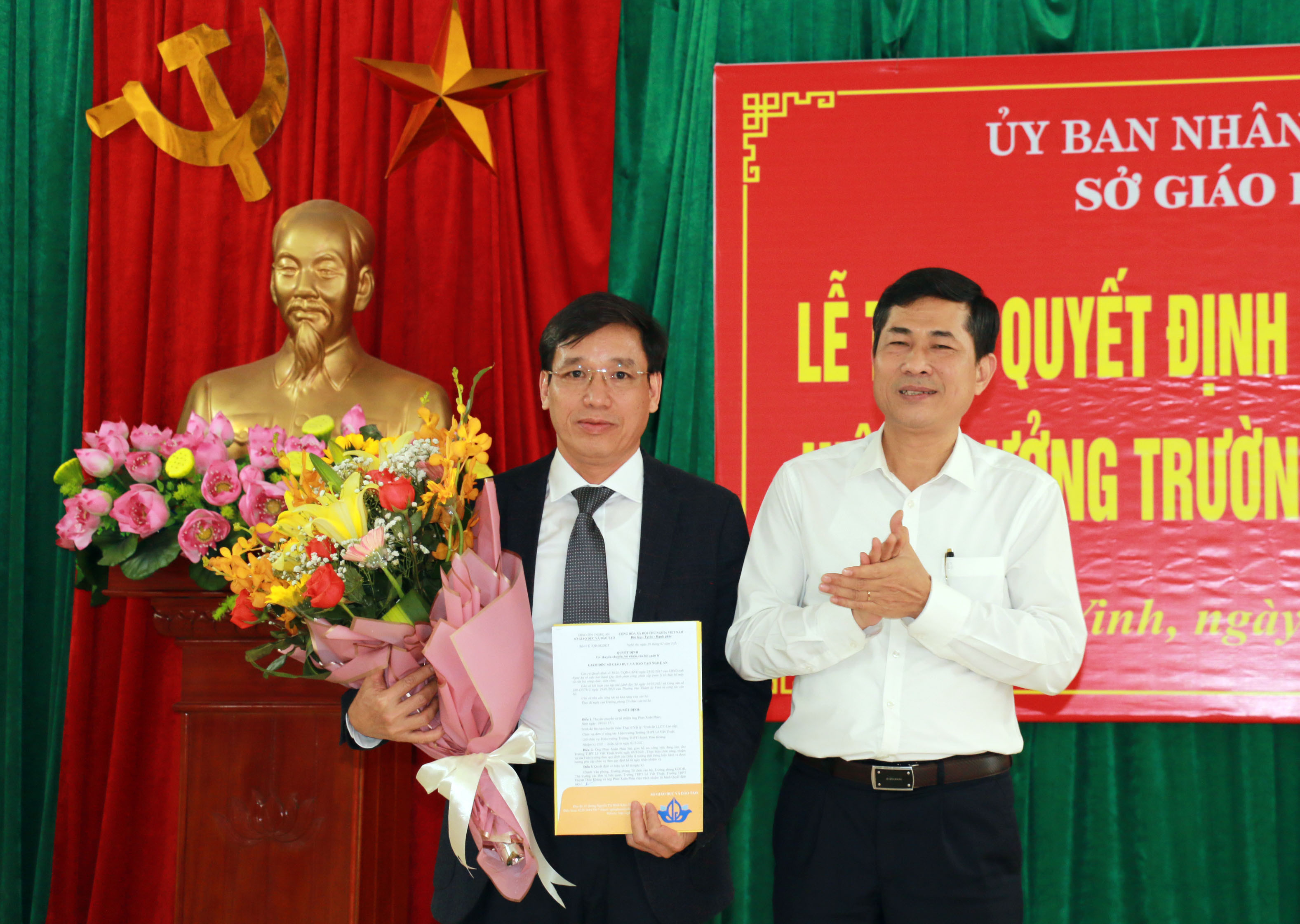 Giám đốc Sở Giáo dục và Đào tạo trao quyết định bổ nhiệm Hiệu trưởng Trường THPT Huỳnh Thúc Kháng cho ông Phan Xuân Phàn. Ảnh: MH