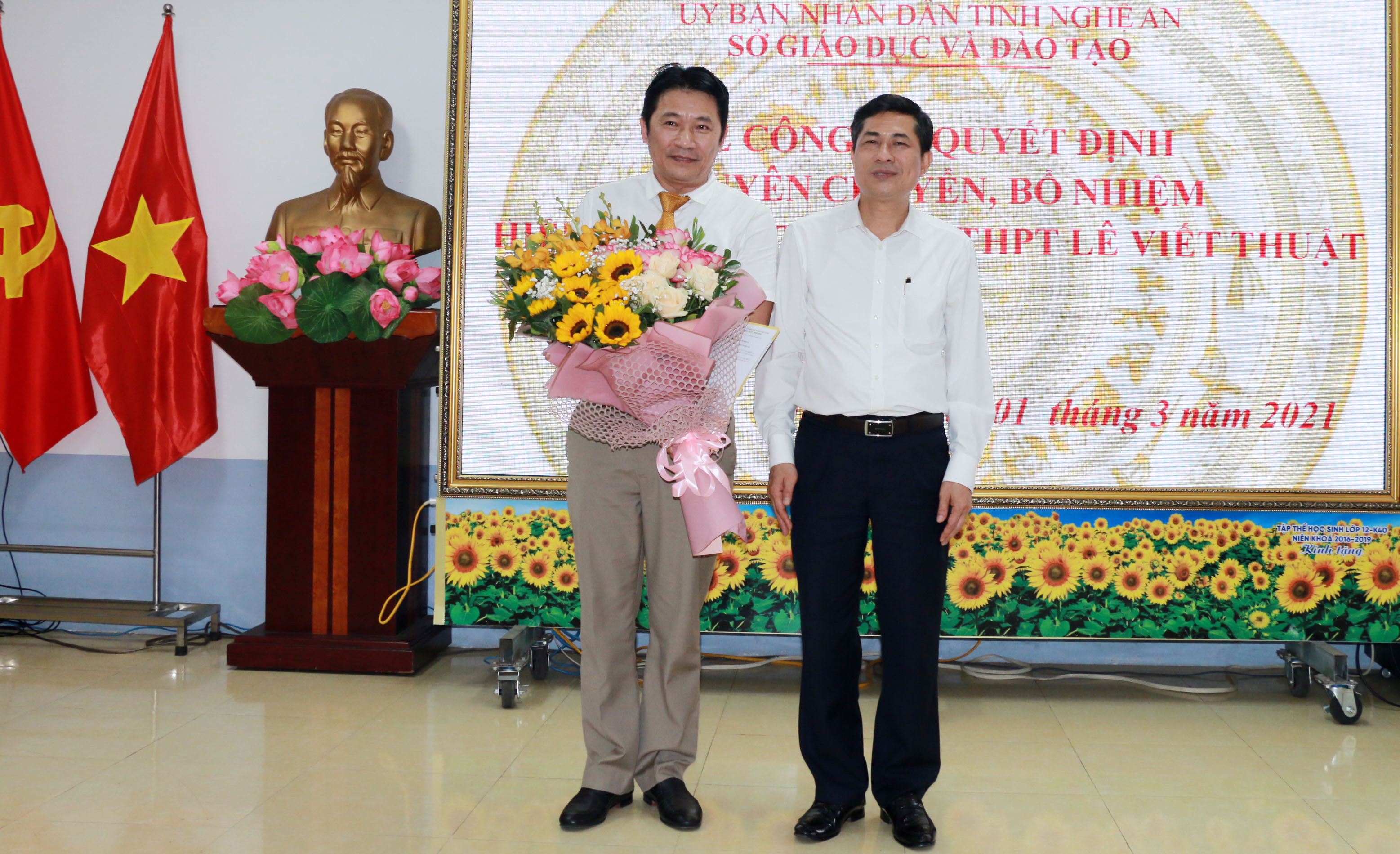 Đồng chí Thái Văn Thành trao quyết định bổ nhiệm cho ông Hoàng Minh Lương. Ảnh: MH