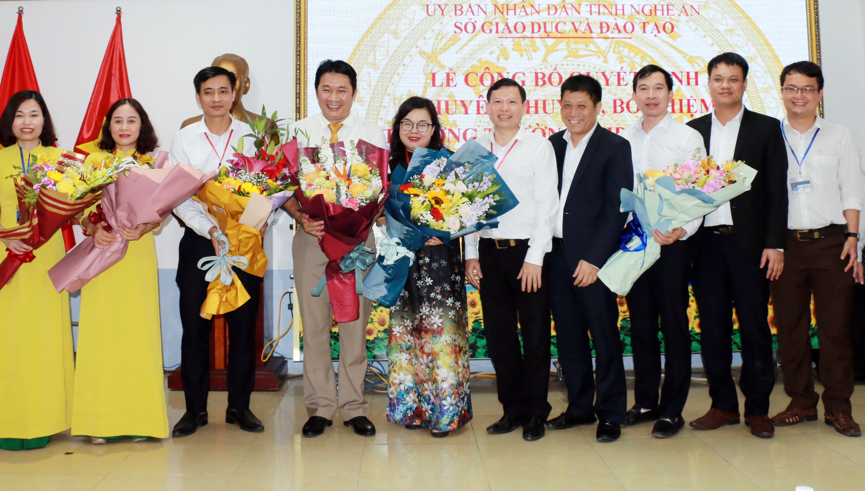 Ban giám hiệu Trường THPT Hà Huy Tập tặng hoa chúc mừng ông Hoàng Minh Lương. Ảnh: MH