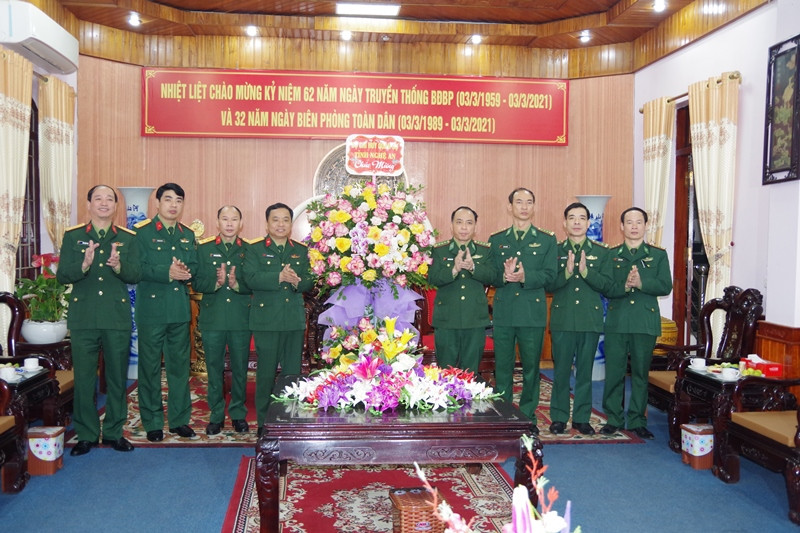 Tặng hoa chúc mừng ngày truyền thống Bộ đội Biên phòng. Ảnh: Trọng Kiên