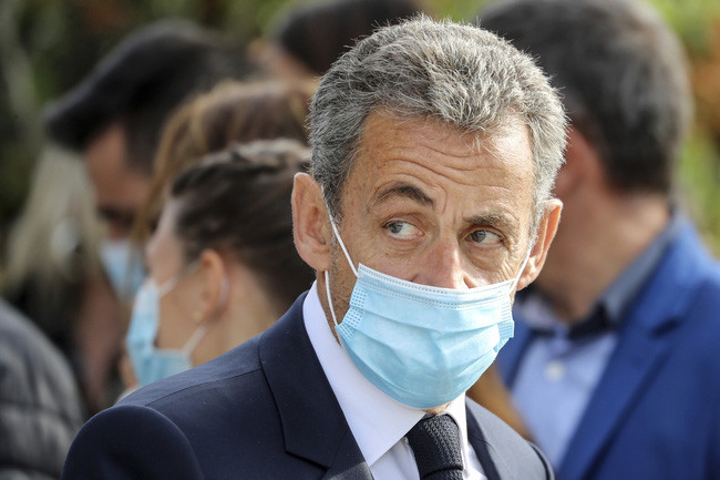 Cựu Tổng thống Sarkozy hiện vẫn được nhiều tình cảm ưu ái từ phe cánh hữu. Ảnh: AP