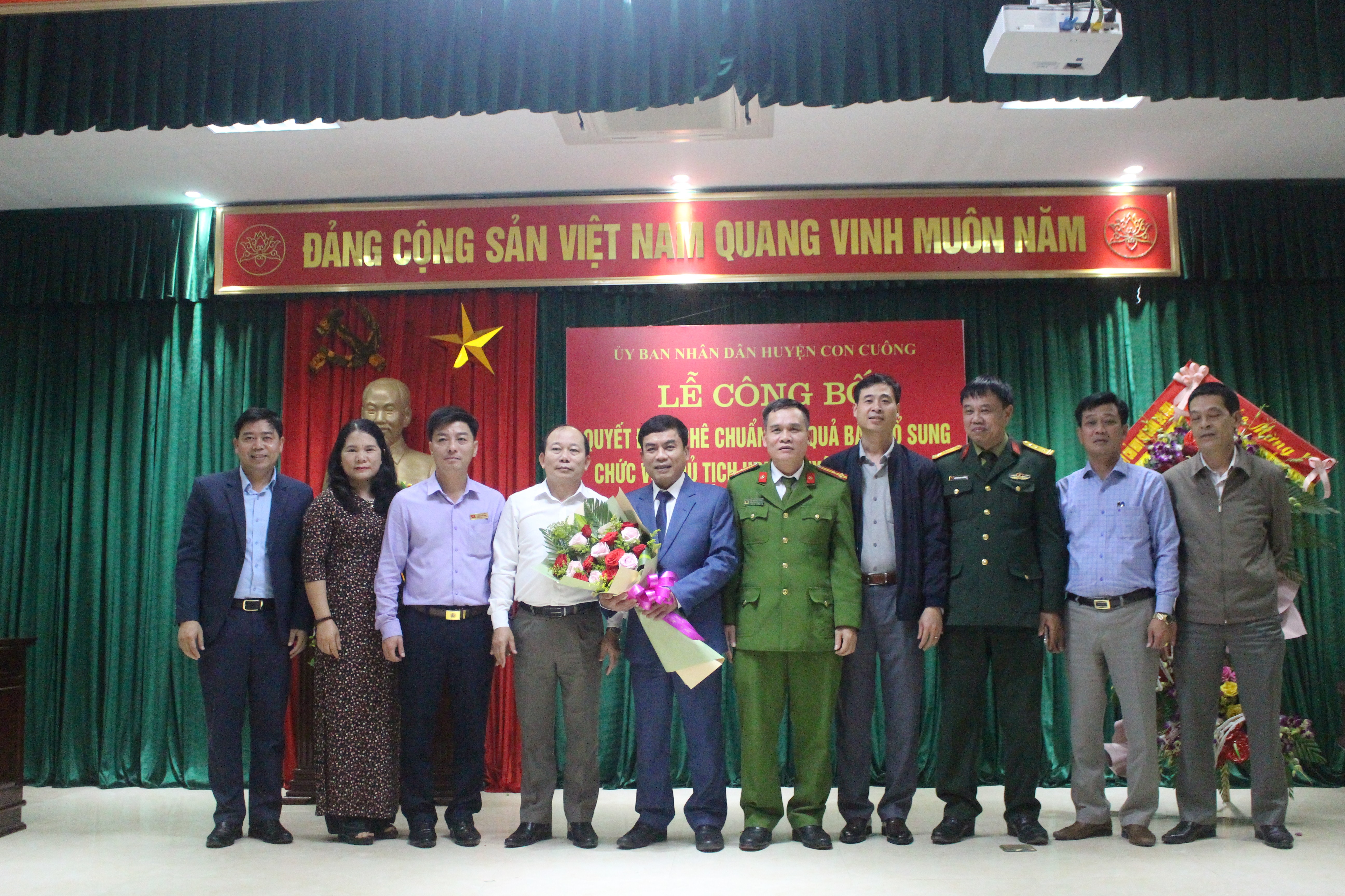 Ban Thường vụ Huyện ủy Con Cuông tặng hoa chúc mừng đồng chí Hoàng Sỹ Kiện. Ảnh: Bá Hậu