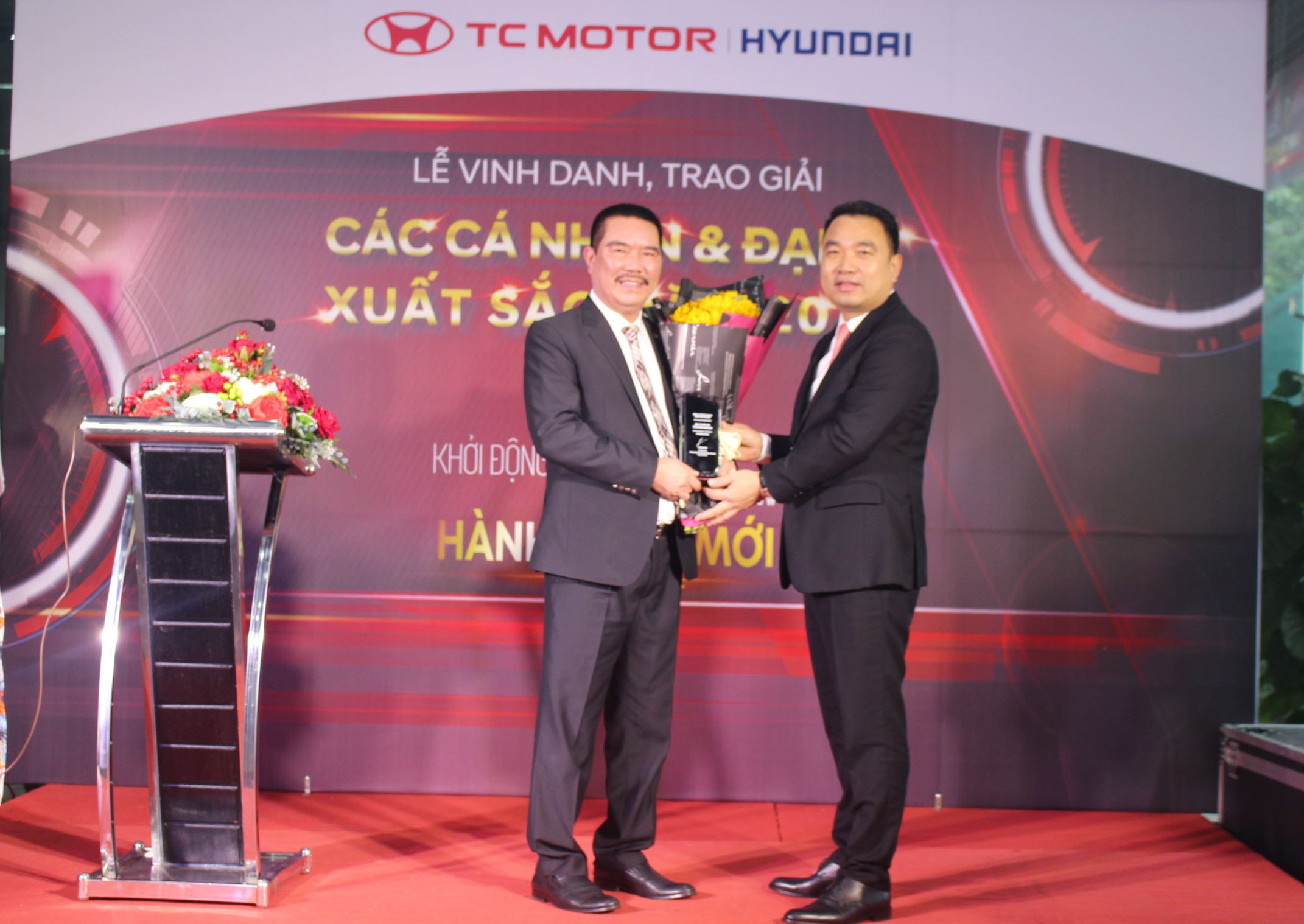 Tổng Giám Đốc TC Motor trao thưởng, chúc mừng Hyundai Vinh
