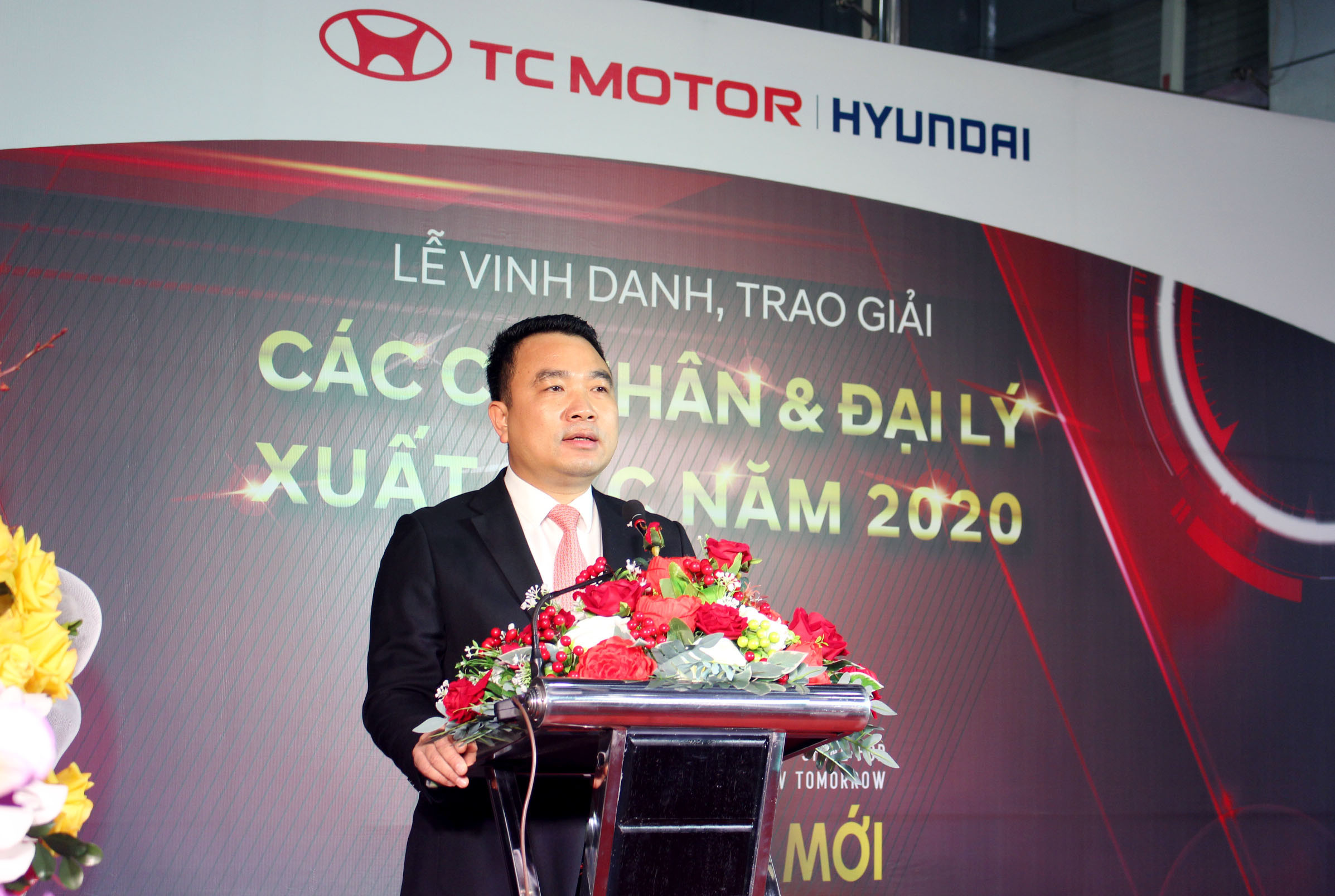 ông Lê Ngọc Đức - Tổng Giám Đốc TC Motor chúc mừng thành quả đã đạt được của Hyundai Vinh trong 10 năm qua.Ảnh: Nguyệt Minh