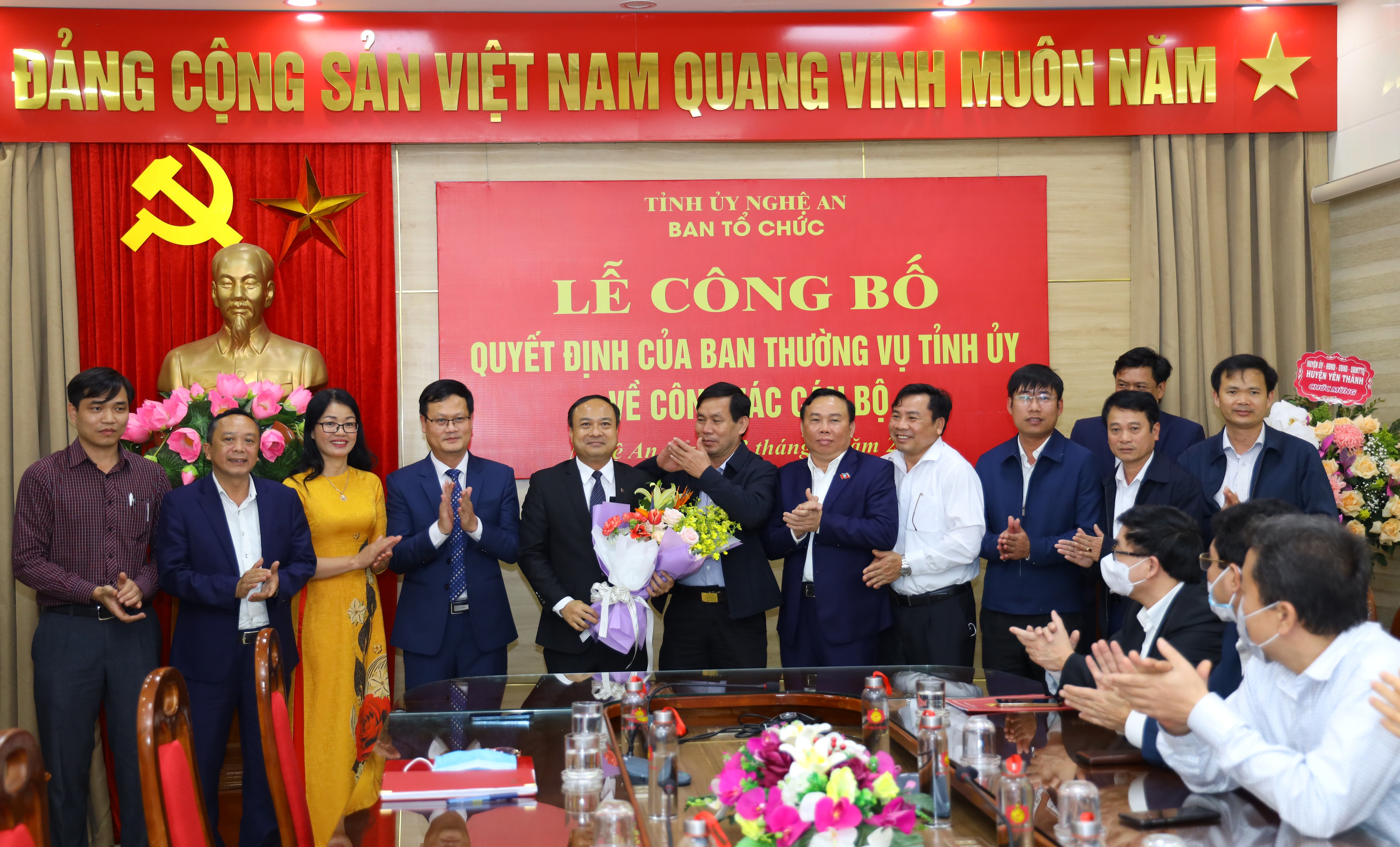 Lãnh đạo, chuyên viên Huyện ủy, HĐND, UBND huyện Yên Thành tặng hoa chúc mừng đồng chí Nguyễn Viết Hưng. Ảnh Nguyên Sơn