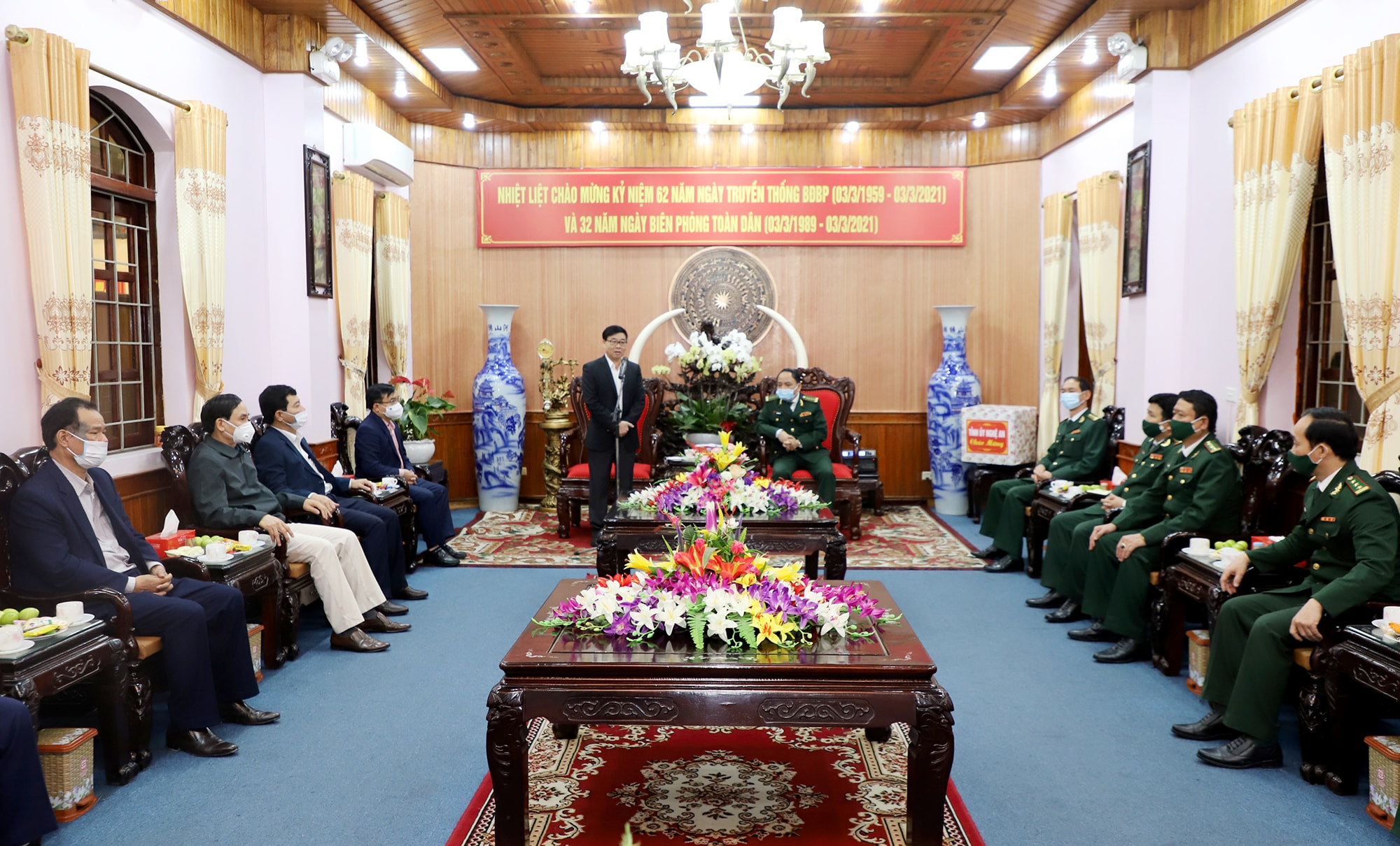 Cùng đi trong đoàn có các đồng chí: Ngọc Kim Nam - Ủy viên Ban Thường vụ, Trưởng Ban Dân vận Tỉnh ủy; lãnh đạo Văn phòng Tỉnh ủy, Ban Tuyên giáo Tỉnh ủy, Ban Tổ chức Tỉnh ủy. Ảnh: Phạm Bằng