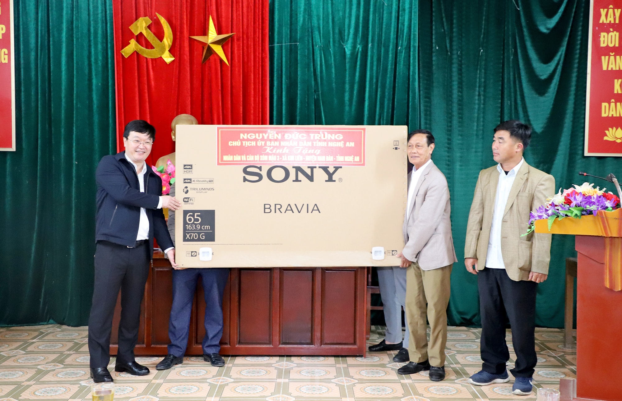 Đồng chí Nguyễn Đức Trung - Phó Bí thư Tỉnh ủy, Chủ tịch UBND tỉnh tặng quà cho xóm Liên Mậu 3, xã Kim Liên, Nam Đàn. Ảnh: Phạm Bằng