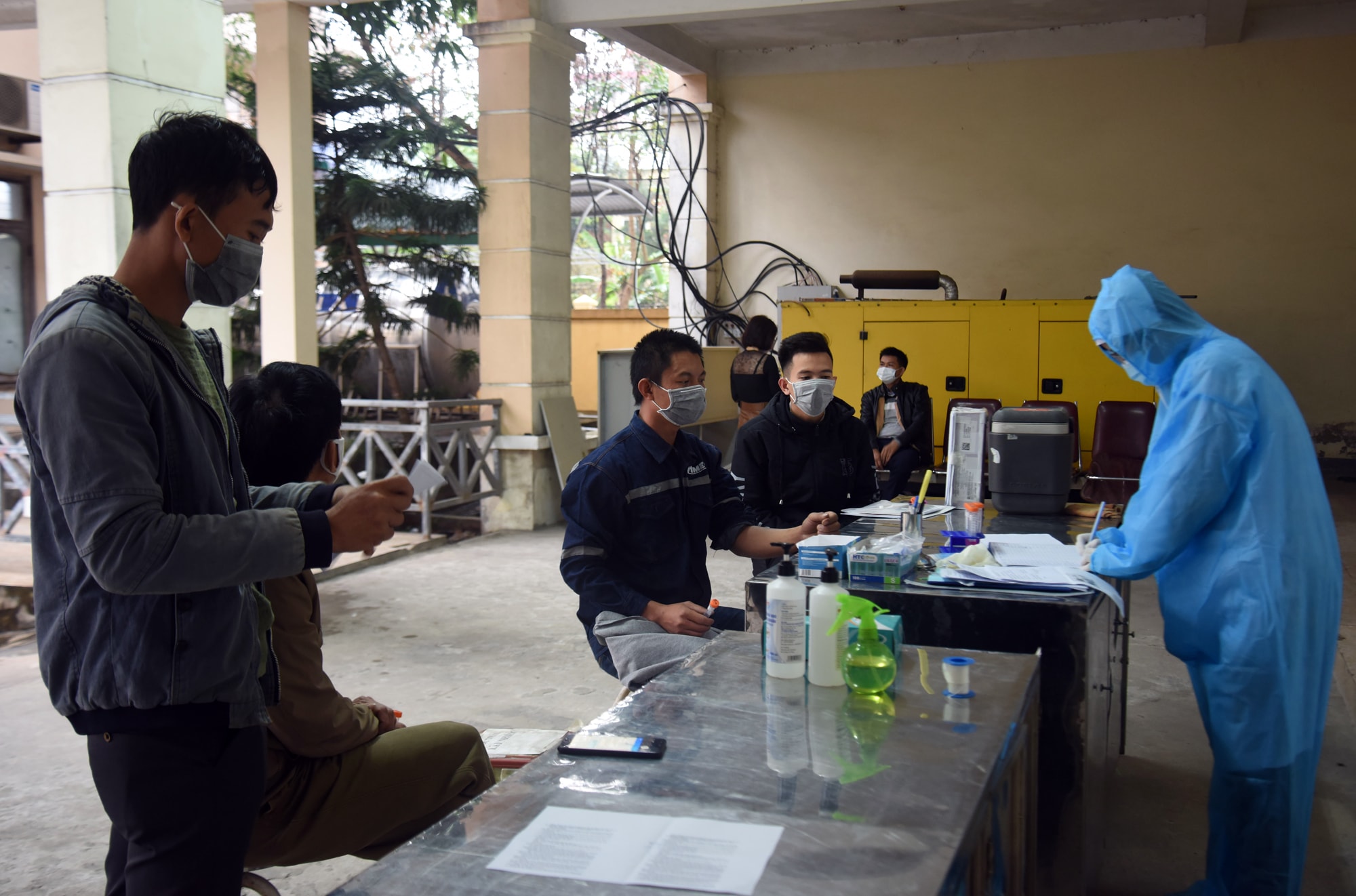 Người dân đăng ký xét nghiệm COVID-19 tự nguyện, có thu phí tại CDC Nghệ An. Ảnh: Thái Minh