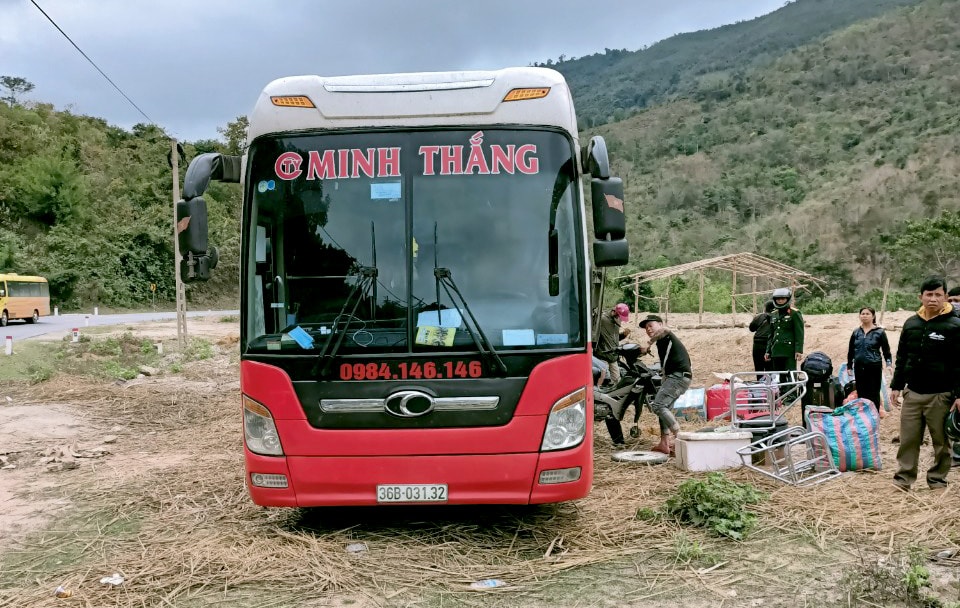 Từ hình ảnh ghi lại được, chúng tôi hỏi Sở GTVT Nghệ An rằng xe này có được cấp phép chạy lên Kỳ Sơn hay không thì được trả lời là không. Ảnh: PV
