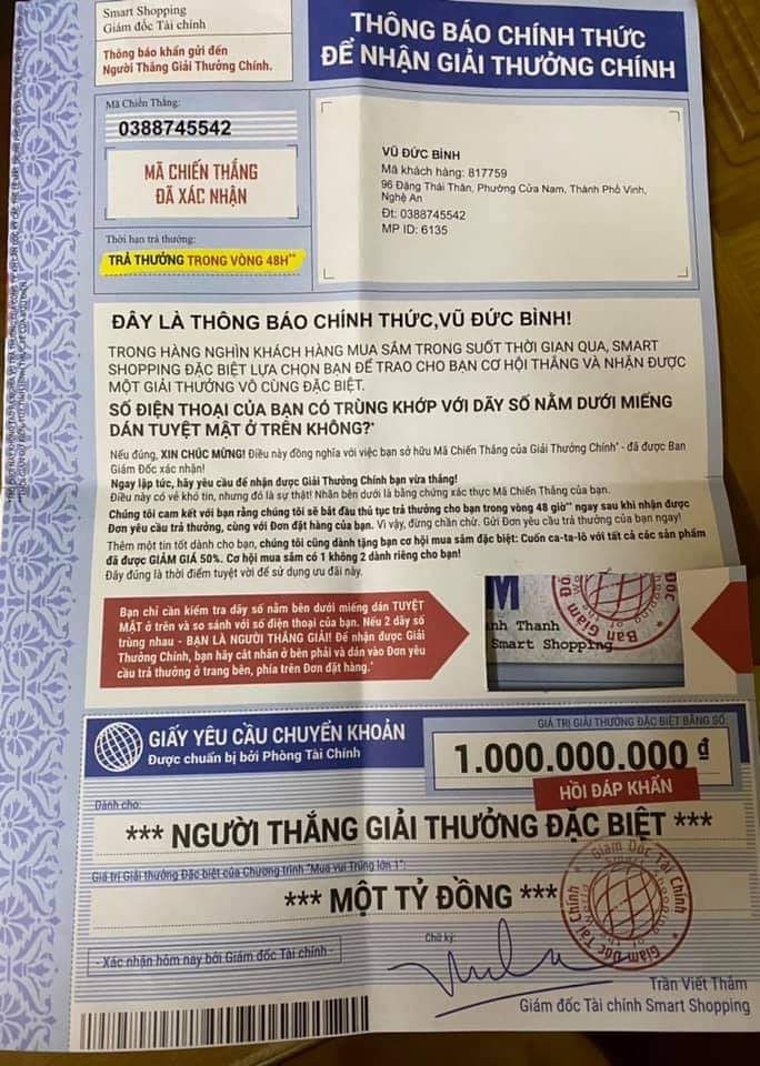 Ông Bình nhận thông báo trúng một tỷ đồng. Ảnh: TH
