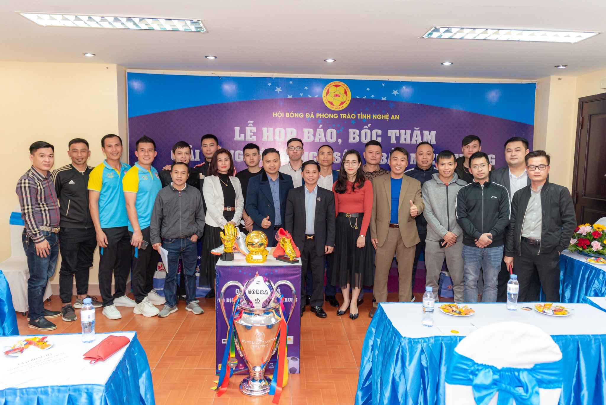 Các đội bóng tham dự giải tại buổi họp báo. Ảnh: TK