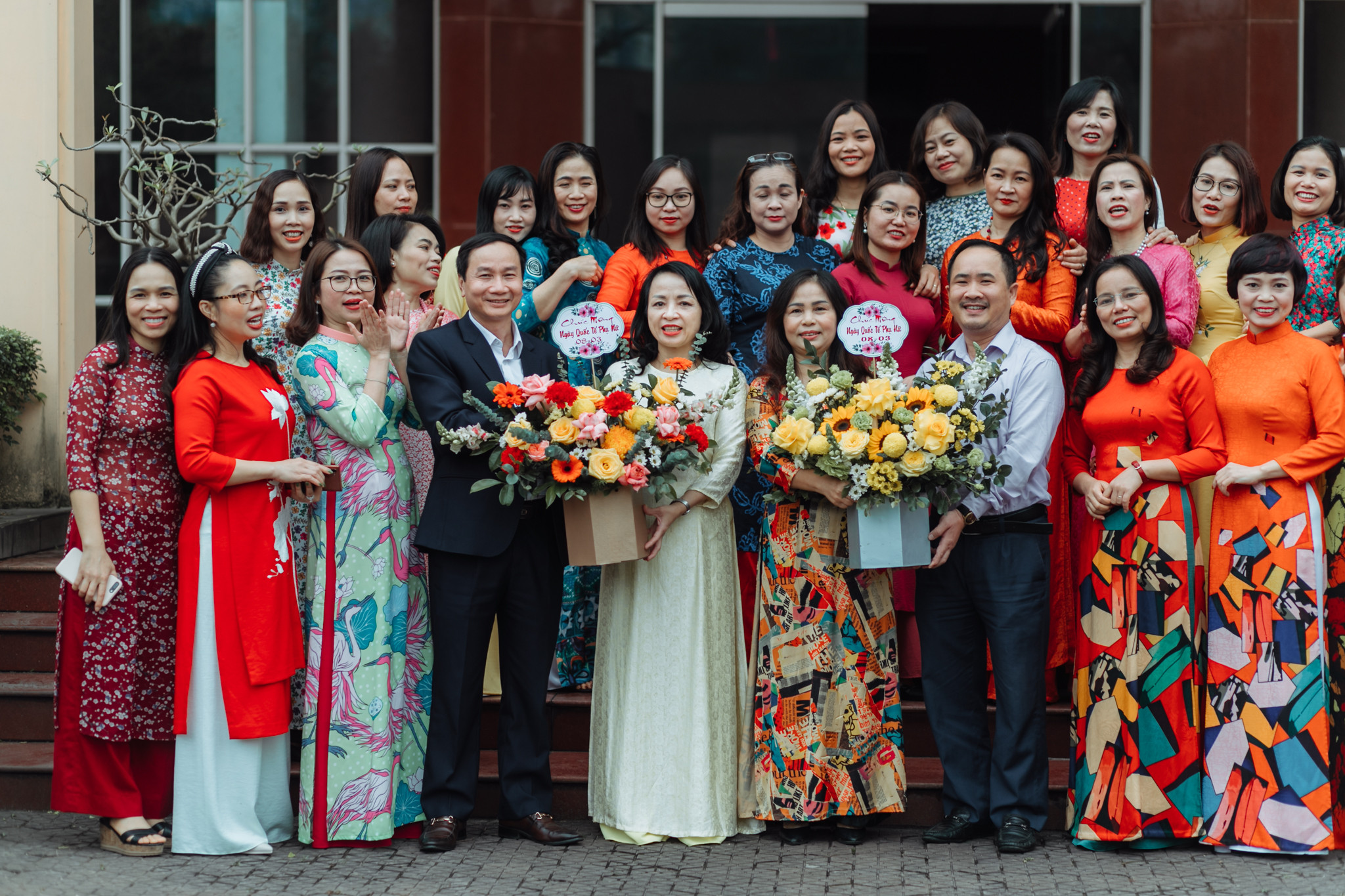 Hưởng ứng tuần lễ áo dài chào mừng Ngày 8/3, phụ nữ Báo Nghệ An đã đồng loạt khoác trên mình bộ áo dài truyền thống như khẳng định vị thế Áo dài là một phần không thể thiếu trong di sản văn hóa Việt Nam. Ảnh: Đức Anh