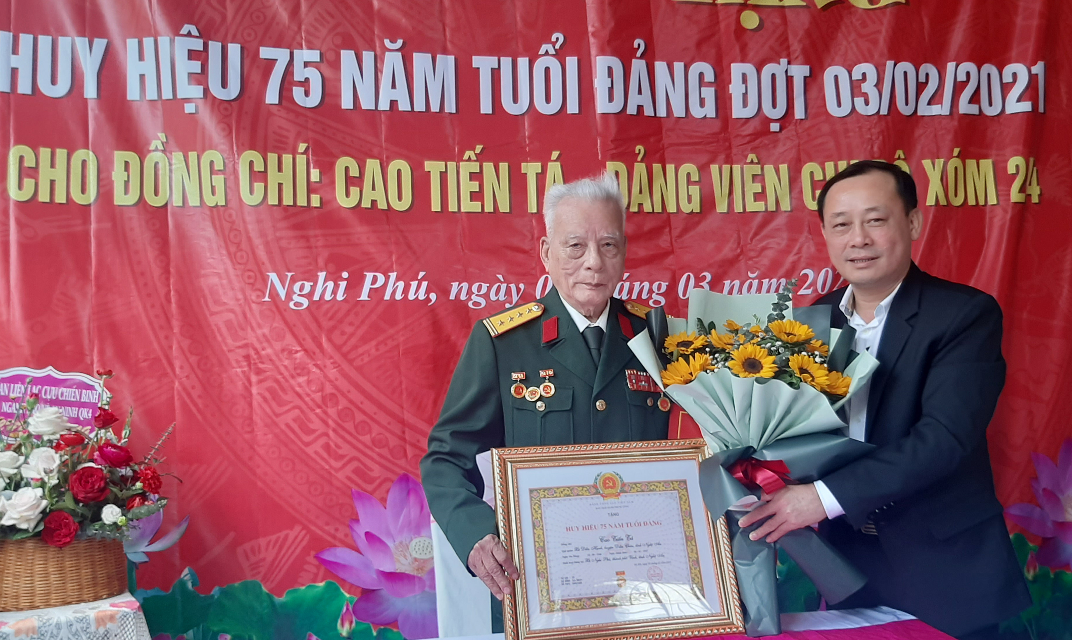 Đồng chí Phan Đức Đồng trao huy hiệu 75 năm tuổi Đảng cho Đảng viên Cao Tiến Tá, chi bộ xóm 24 xã Nghi Phú thành phố Vinh