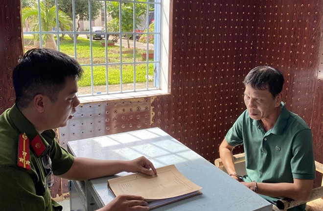 Điều tra viên Cơ quan CSĐT Công an quận Cái Răng ghi lời khai bị can Nguyễn Hòa. Ảnh: Như Anh