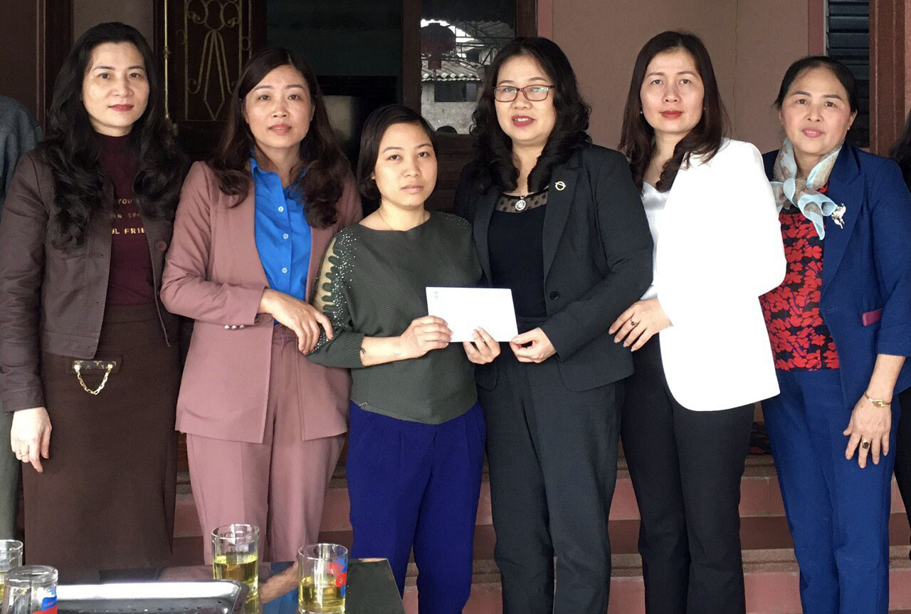 Đại diện Công đoàn ngành giáo dục trao quà hỗ trợ cho giáo viên trên địa bàn huyện Hưng Nguyên. Ảnh: MH