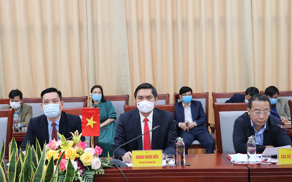 Về phía tỉnh Nghệ An, có đồng chí Hoàng Nghĩa Hiếu- Phó Chủ tịch UBND tỉnh và đại diện các sở ngành liên quan. Ảnh: Phú Hương