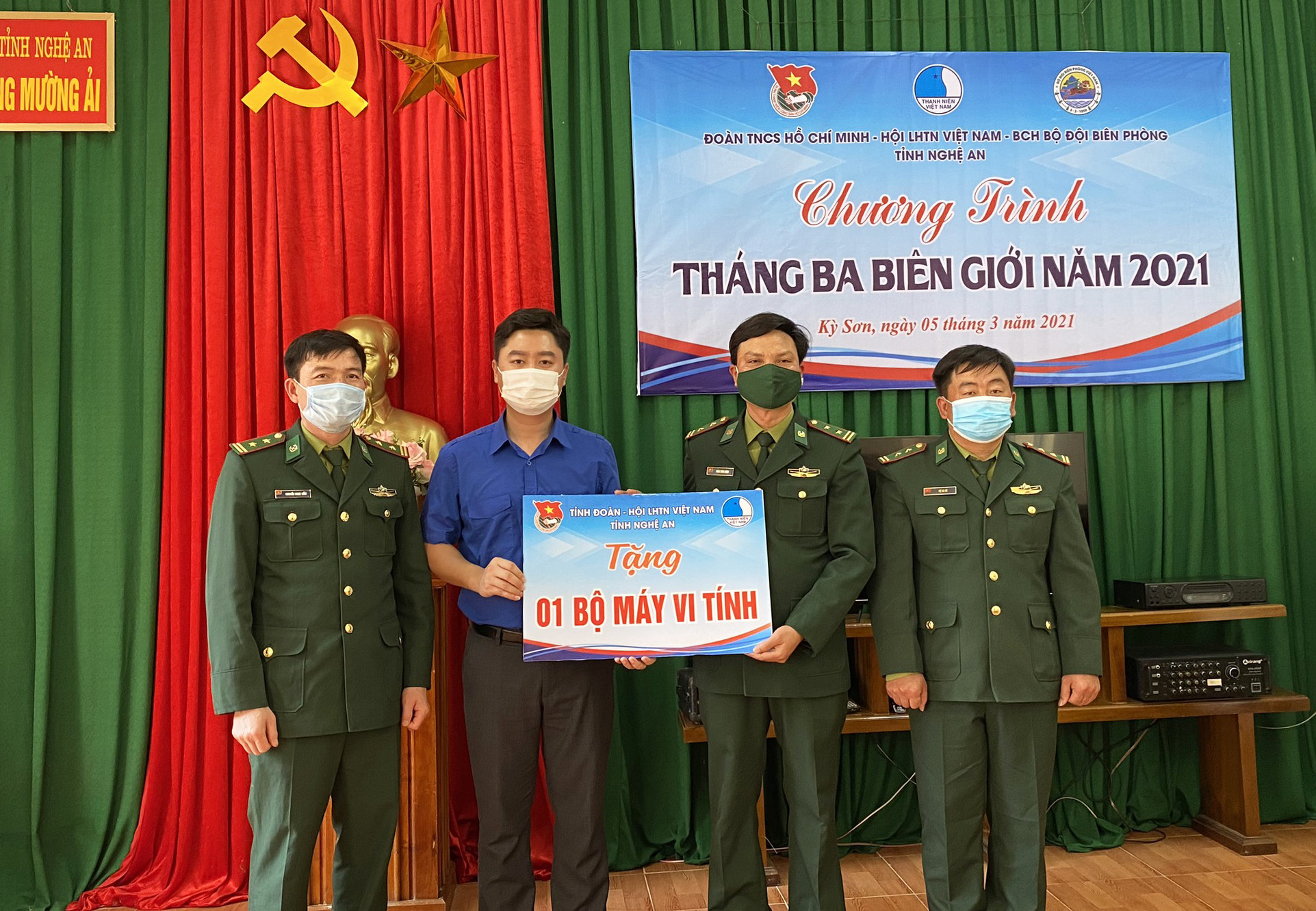 Bí thư Tỉnh đoàn Lê Văn Lương trao quà chúc mừng cán bộ, chiến sỹ Đồn biên phòng Mường Ải nhân ngày truyền thống lực lượng biên phòng.