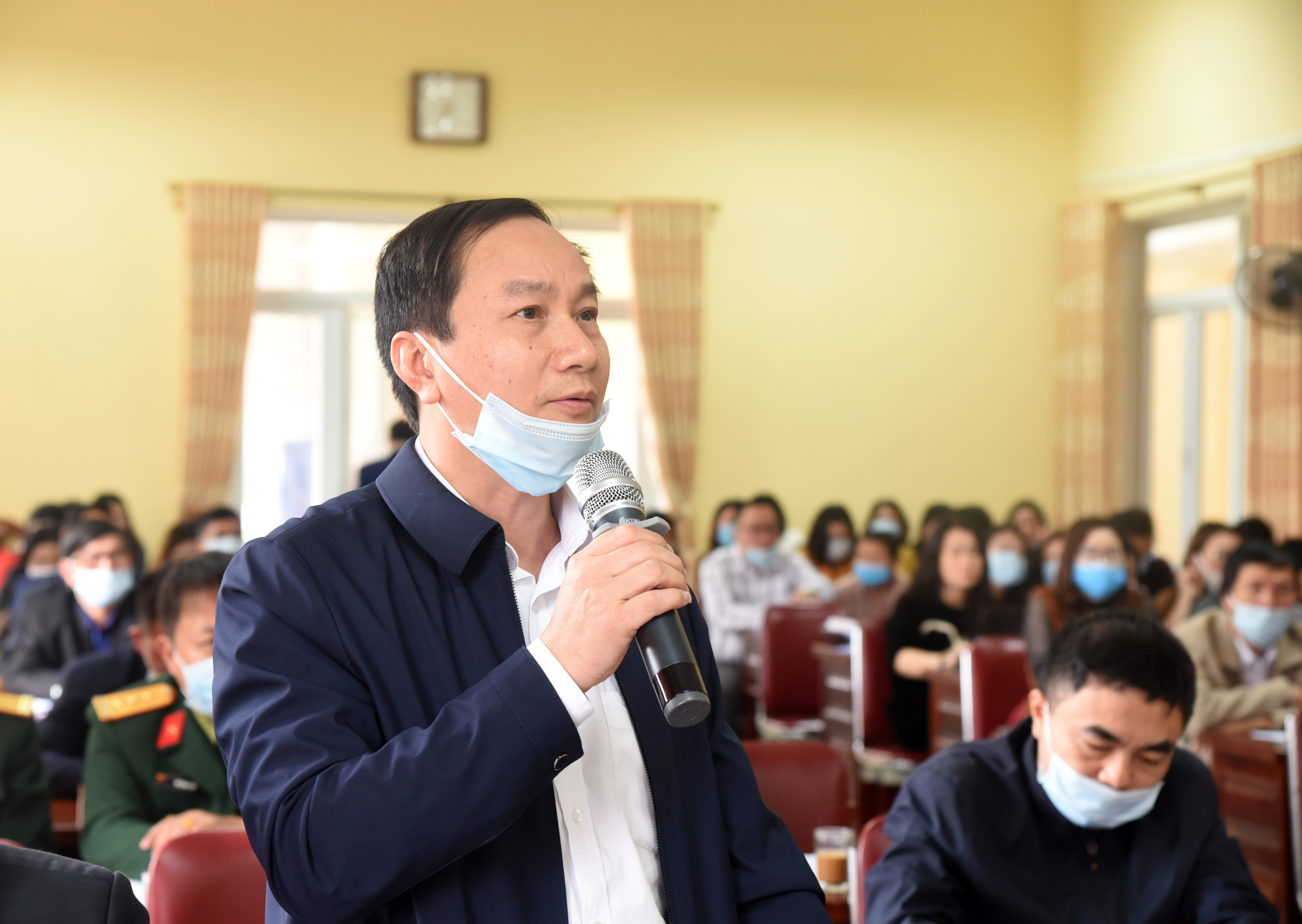 Nhà báo Trần Văn Hùng - Phó Tổng biên tập phụ trách Báo Nghệ An cho rằng thời gian tới cần tập trung tuyên truyền nội dung đưa Nghị quyết vào cuộc sống ở các địa phương, đơn vị. Ảnh: Thu Giang