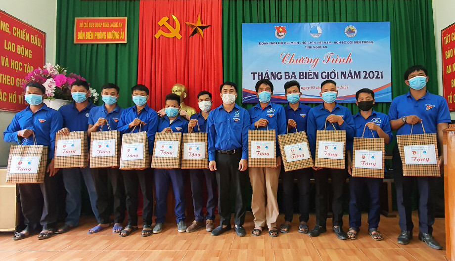 Lãnh đạo Tỉnh đoàn trao quà động viên đội thanh niên xung kích giữ yên biên giới xã Mường Ải, huyện Kỳ Sơn. 