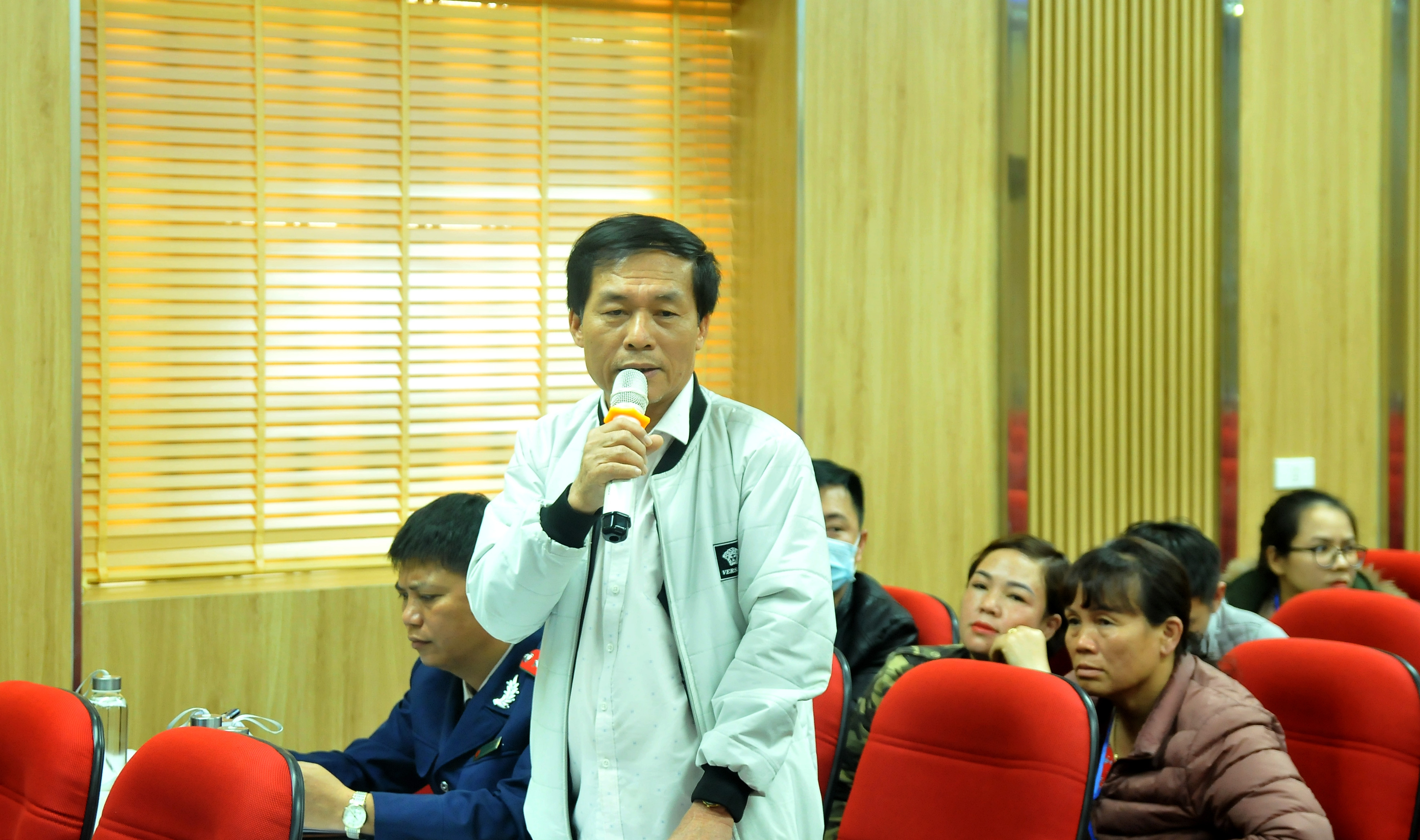 Ông Nguyễn Văn Hùng - Chủ tịch Hiệp hội vận tải Nghệ An kiến nghị lãnh đạo Sở GTVT xử lý dứt điểm tình trạng xe dù, xe vượt tuyến để đảm bảo công bằng cho các doanh nghiệp đã đăng ký tuyến cố định. Ảnh: TĐ