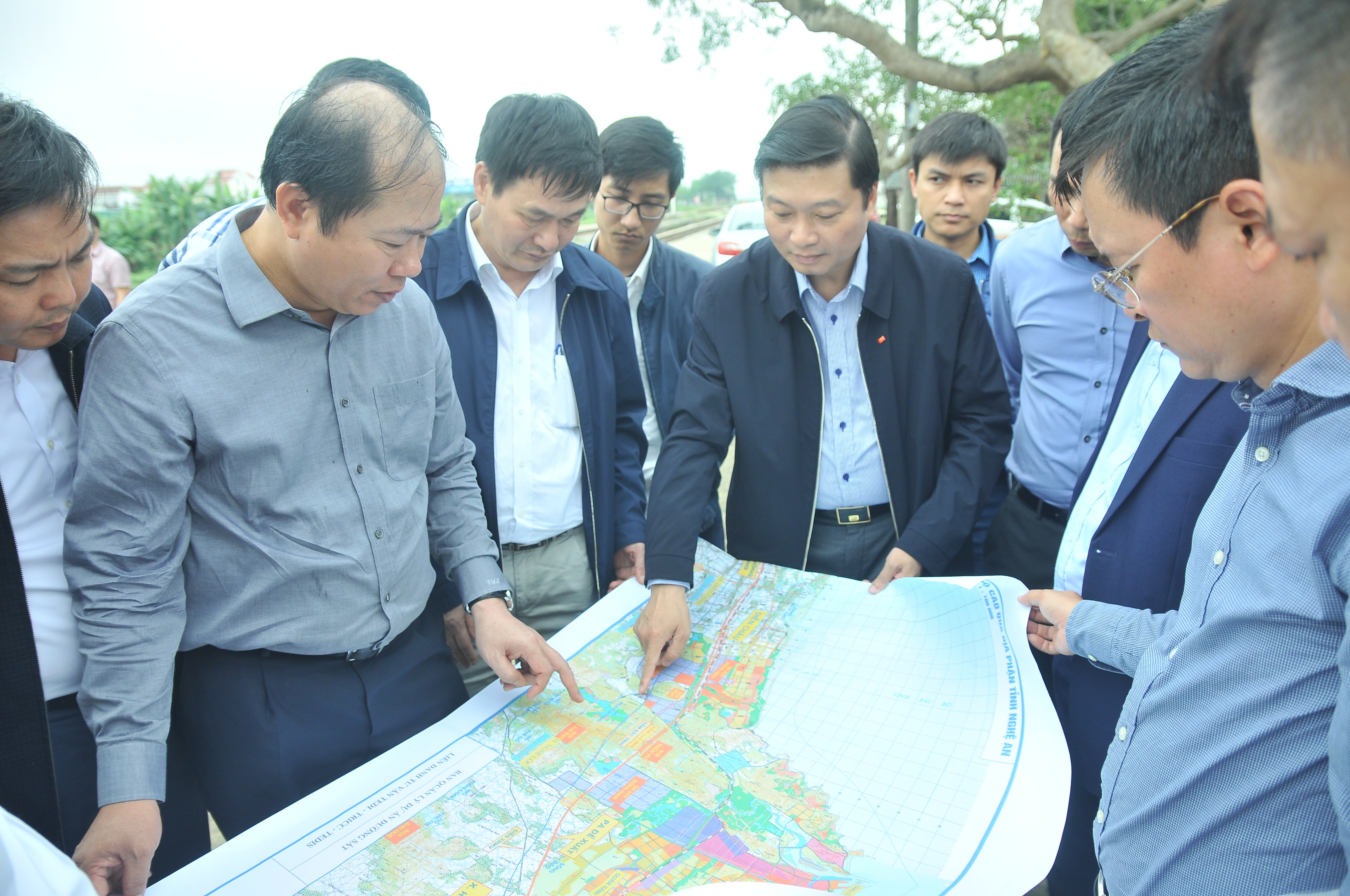 Phó Chủ tịch UBND tỉnh Lê Hồng Vinh giới thiệu cho đại diện Tổng công ty Đường sắt Việt Nam hình ảnh quy hoạch vị trí xây dựng nhà ga. Ảnh: Tiến Đông