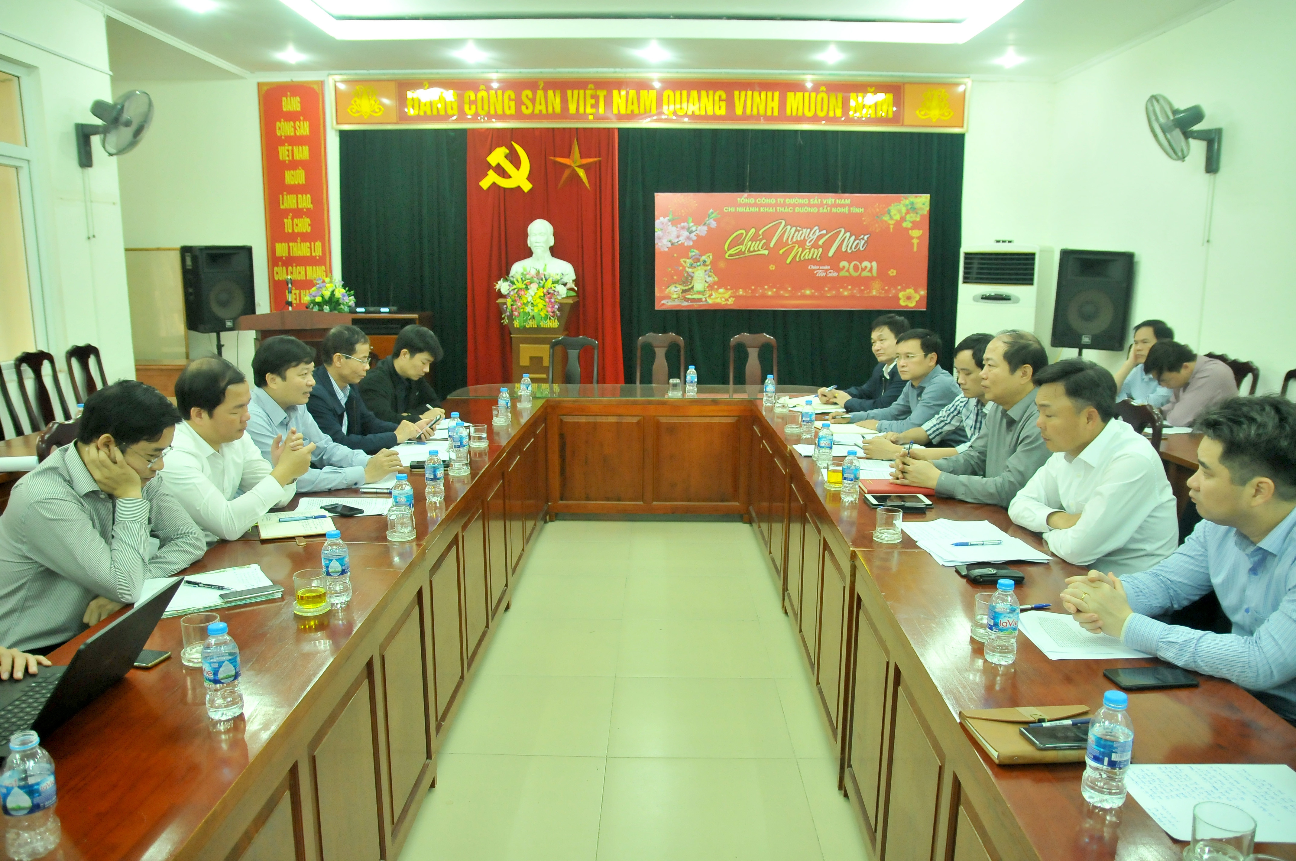 Phó Chủ tịch UBND tỉnh Lê Hồng Vinh làm việc với đại diện Tổng công ty Đường sắt Việt Nam. Ảnh: Tiến Đông