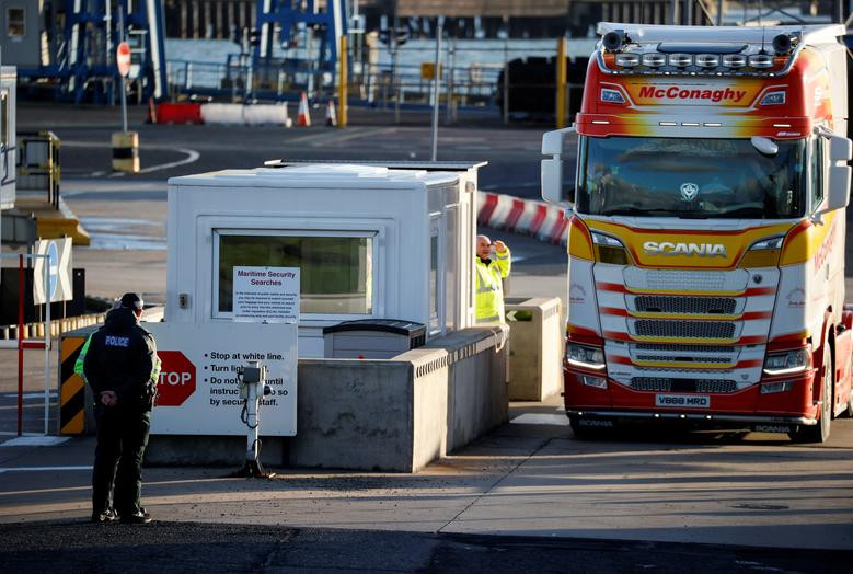 Nhân viên cảnh sát túc trực kiểm tra an ninh các xe chở hàng vào Bắc Ireland. Ảnh: Reuters