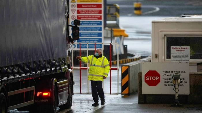 Một xe tải đang được kiểm tra an ninh ở cảng Larne, Bắc Ireland. Ảnh: Bloomberg
